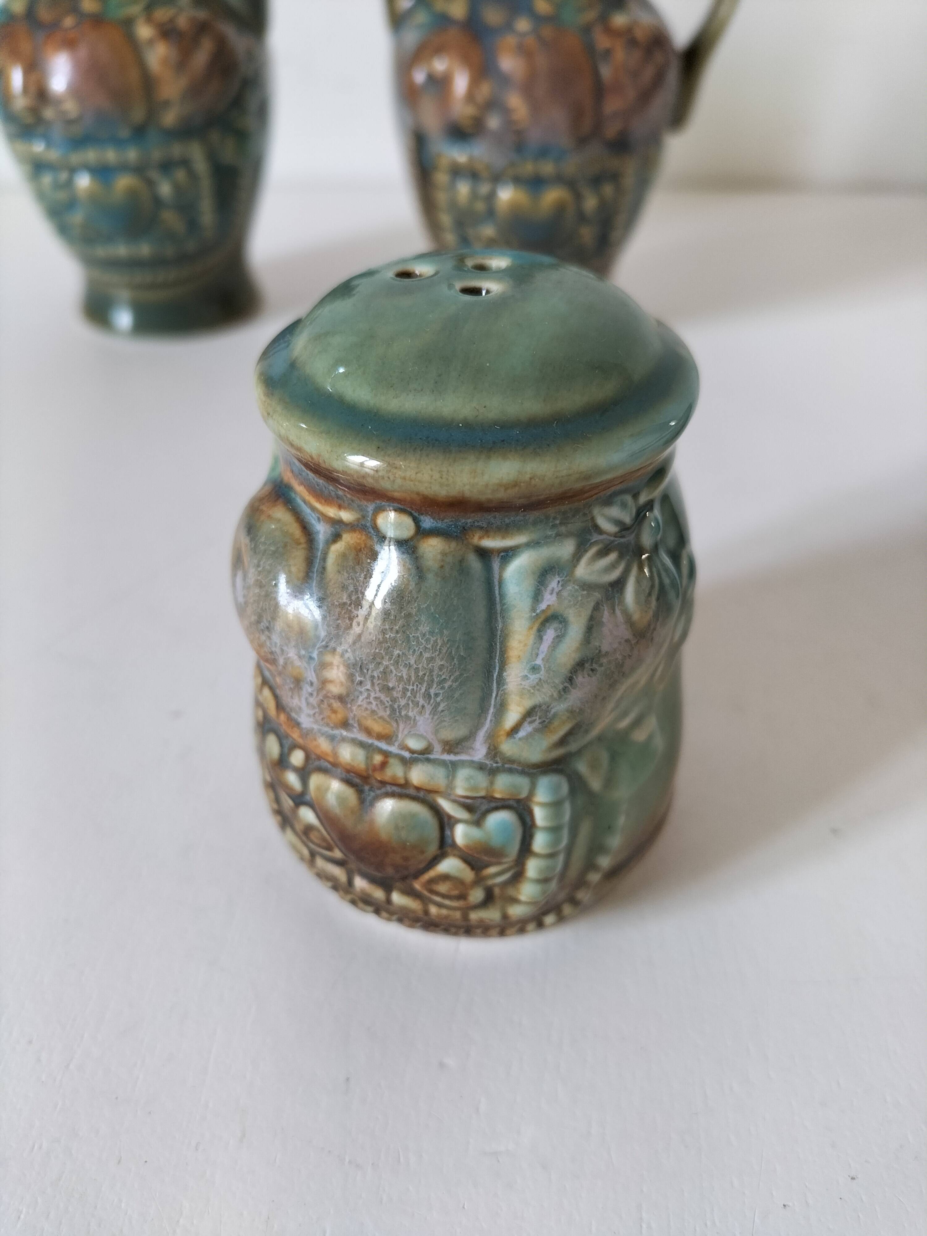Ensemble de table en céramique émaillée à décor en relief années 70