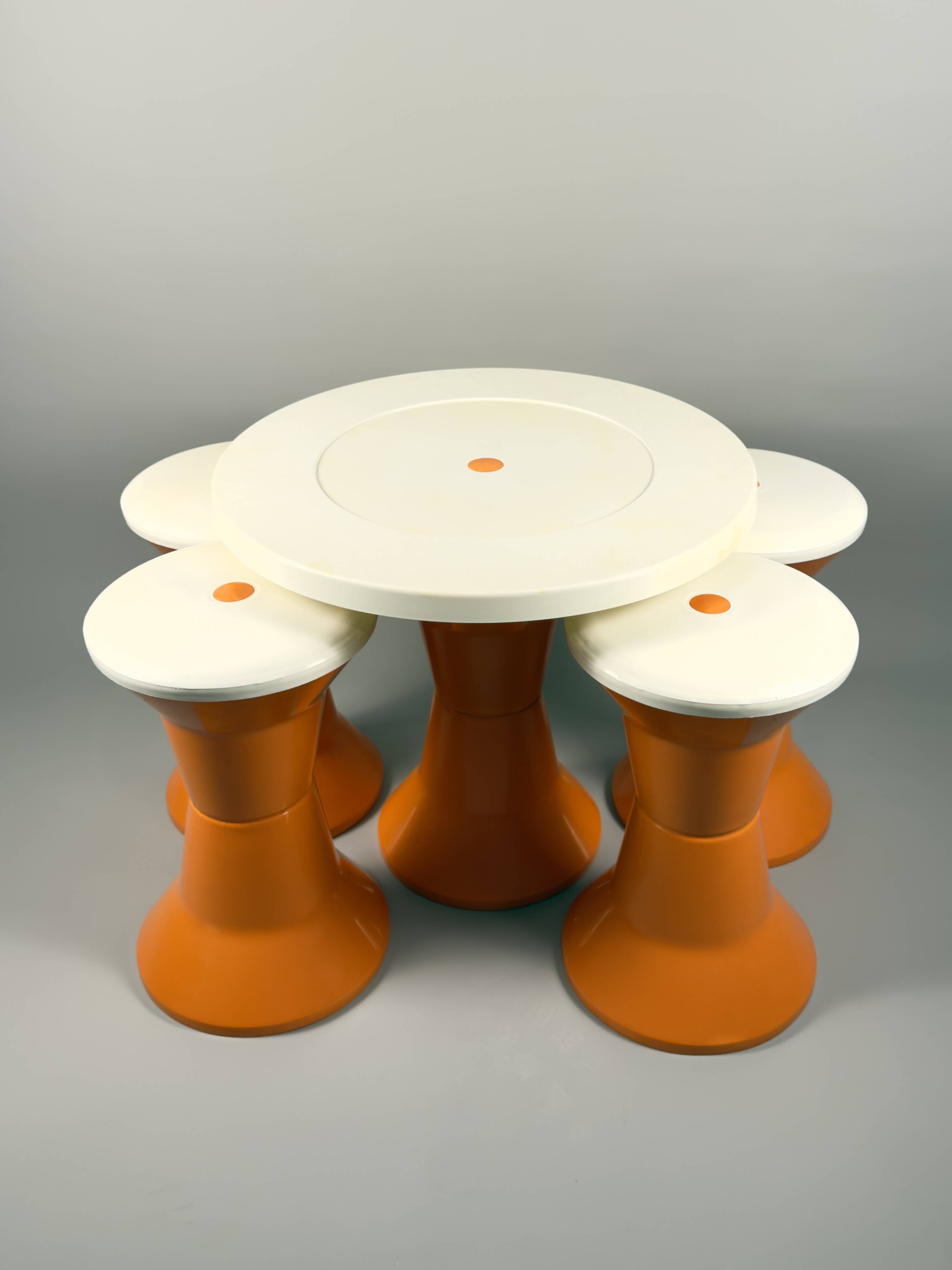 Ensemble tabourets et table Space Age – Plastique orange et blanc, style italien vintage