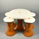 Ensemble de tabourets et table Space Age – Plastique orange et blanc, style italien vintage.