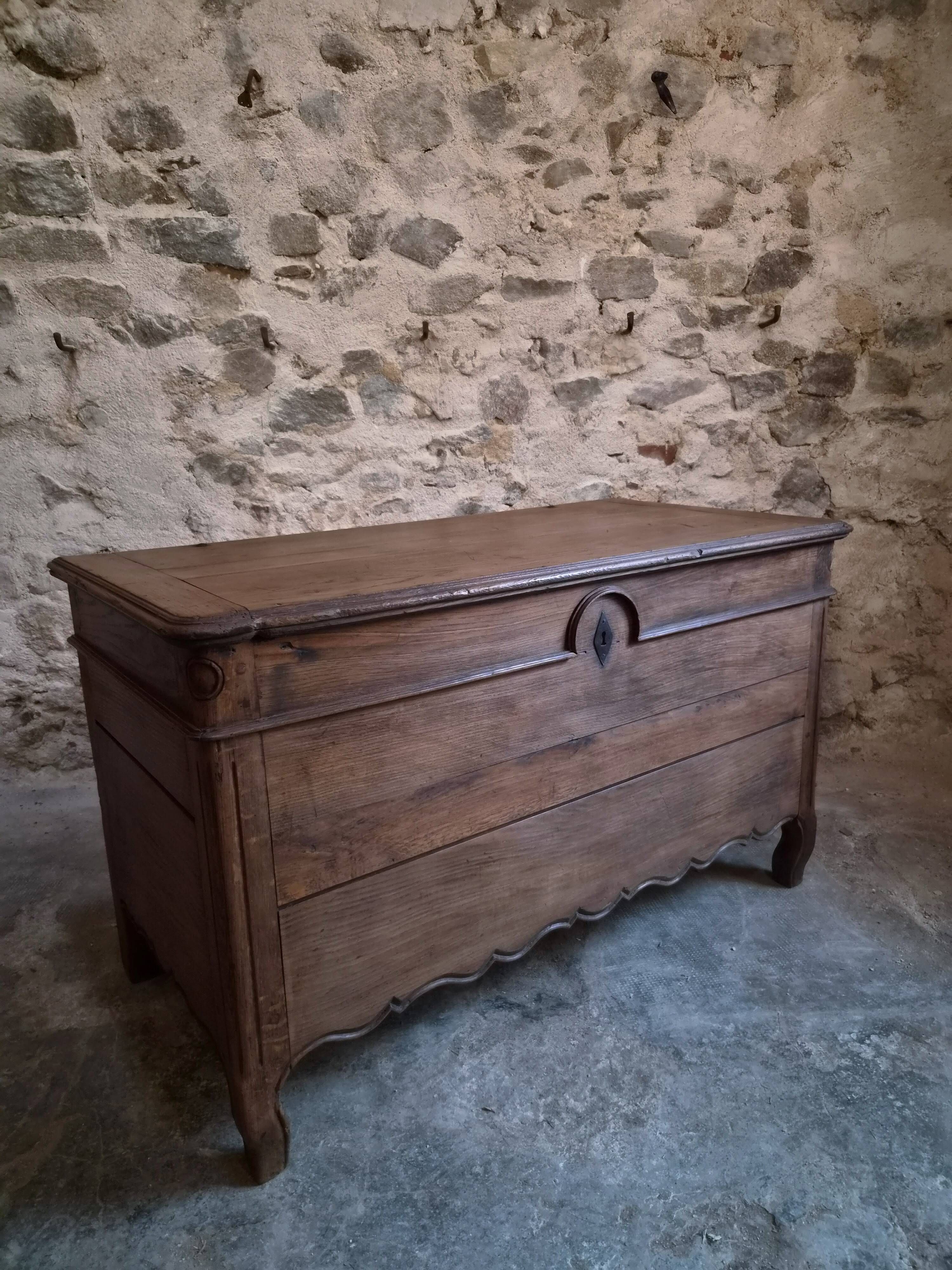 Antique marriage chest in oak / blanket chest – 18th century, Auvergne, France