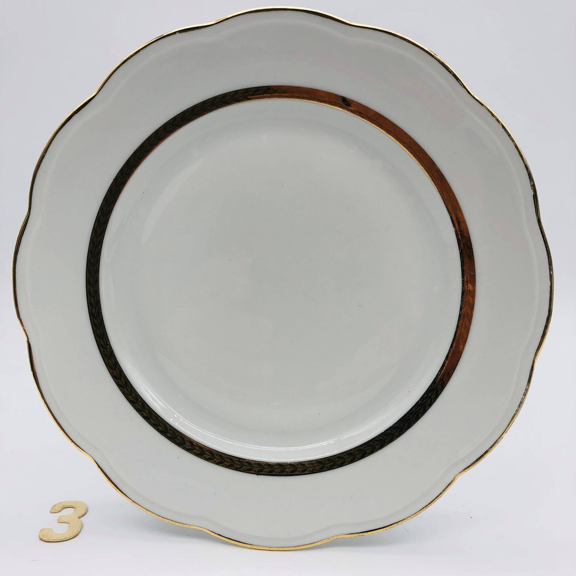 6 flat plates. In S.F.P. Limoges porcelain.