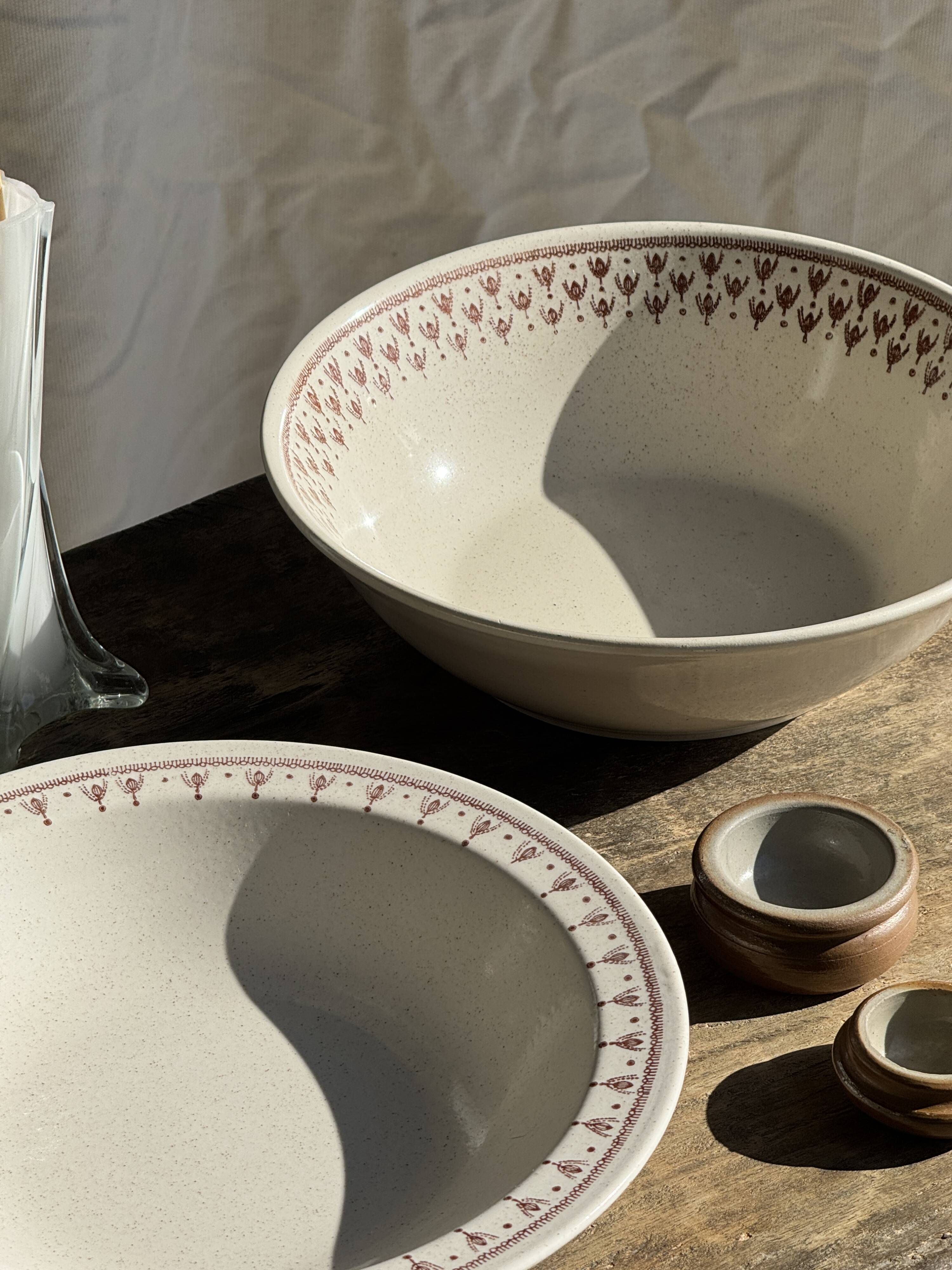 Set of a salad bowl and a vintage brown circular dish D28.