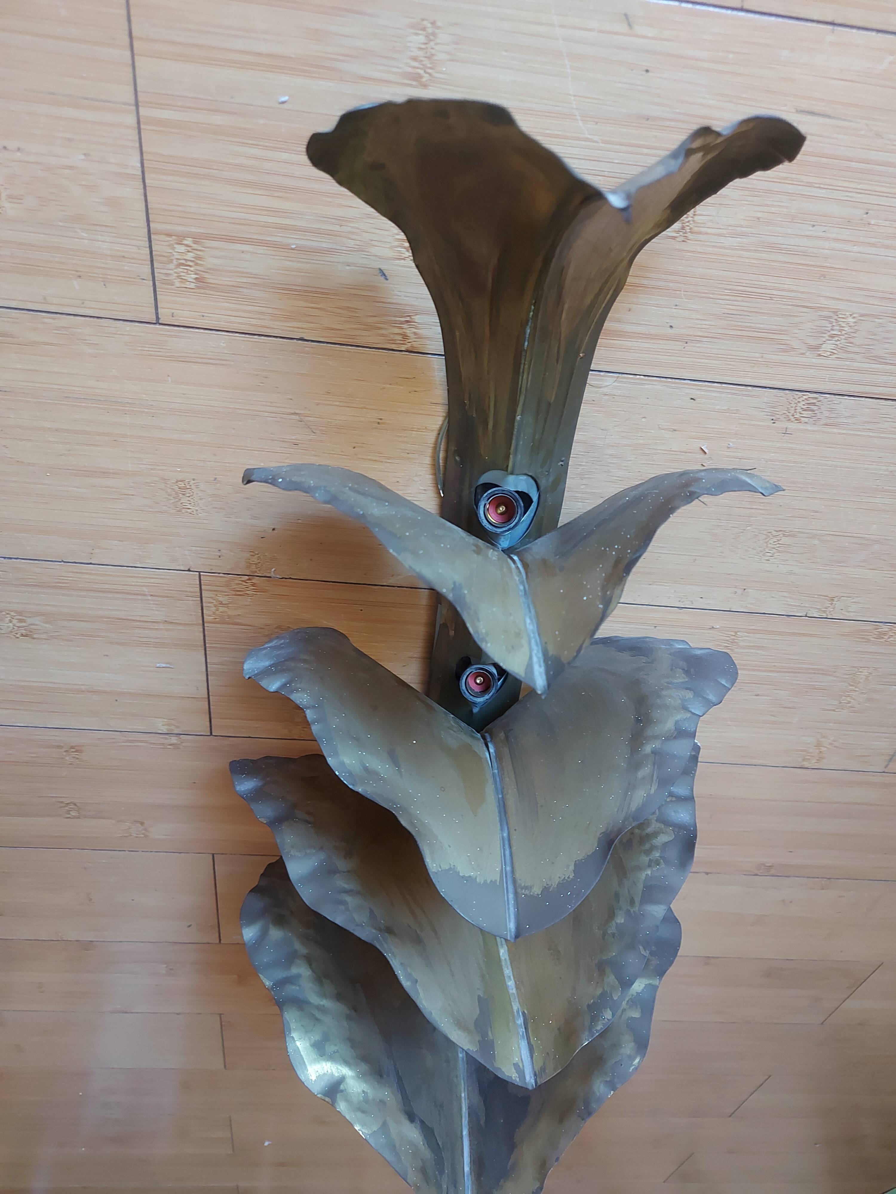 Wall lamp design in gilded metal, leaf décor