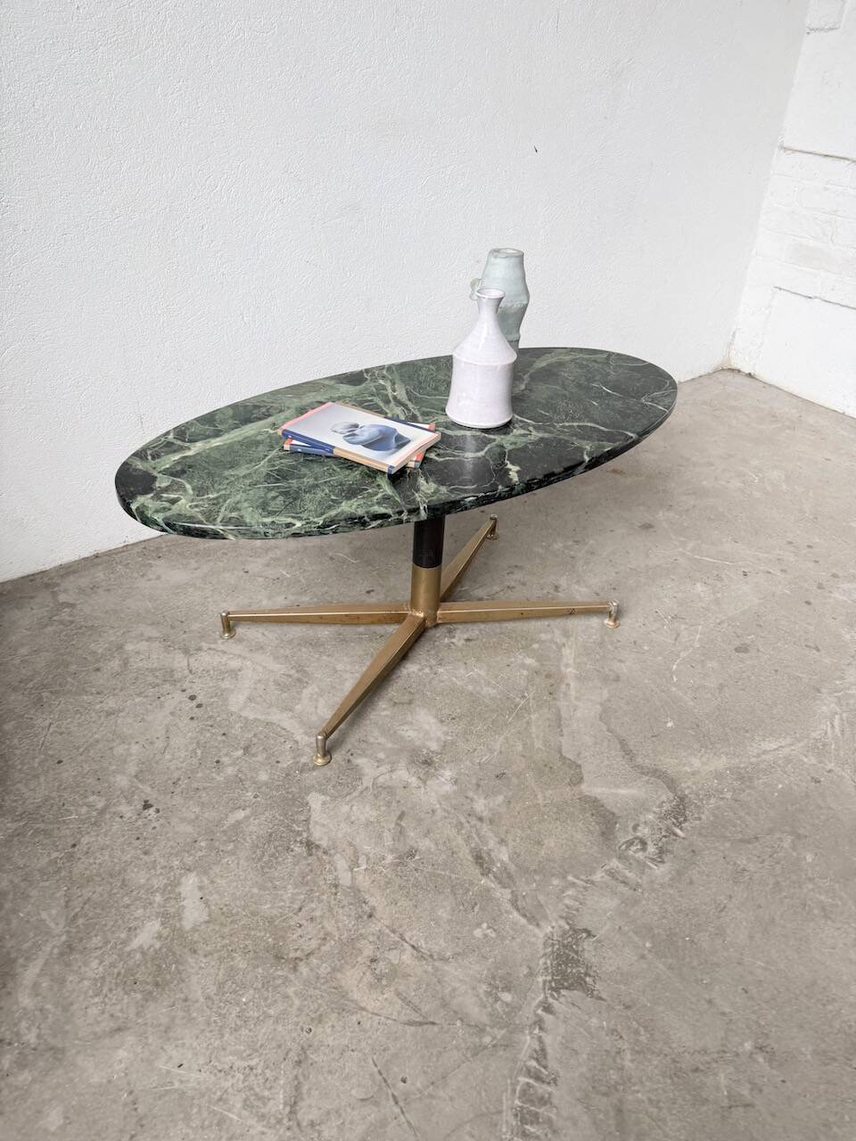 Table basse en marbre vert et laiton par Michel Kin pour Arflex