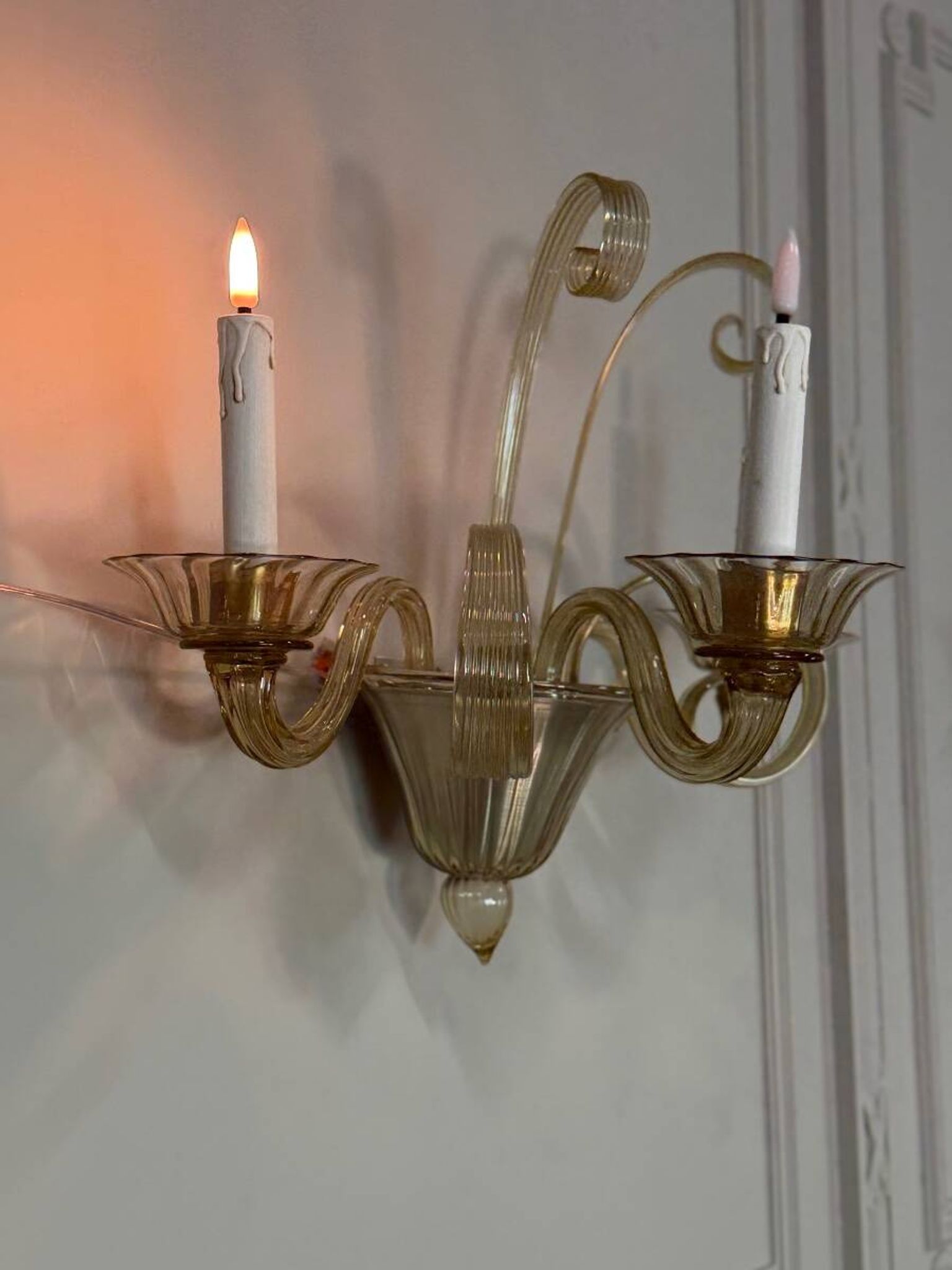 Venetian wall light in gilded Murano glass, circa 1940, set of five available.