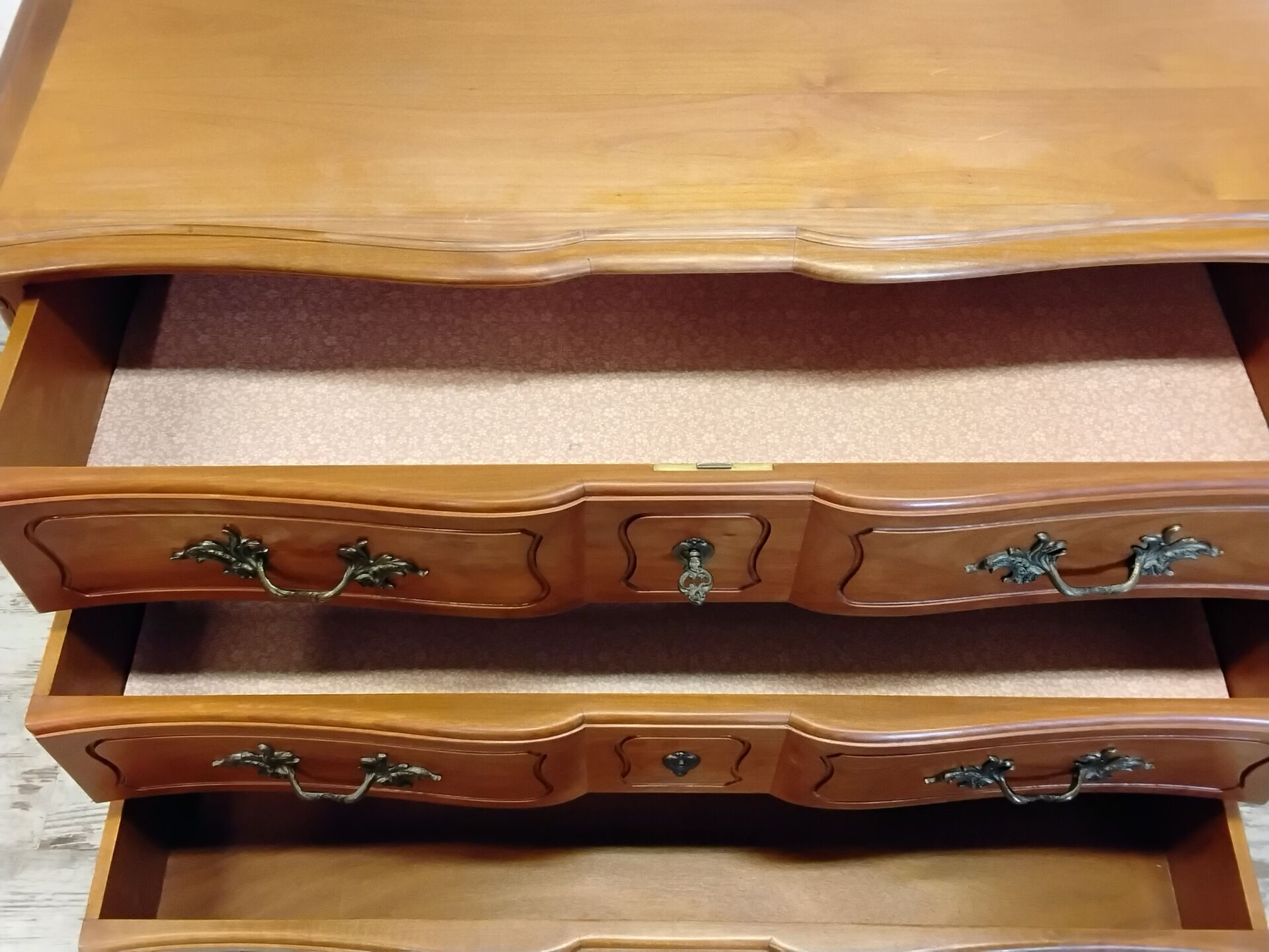 Commode de style Louis XV en bois 