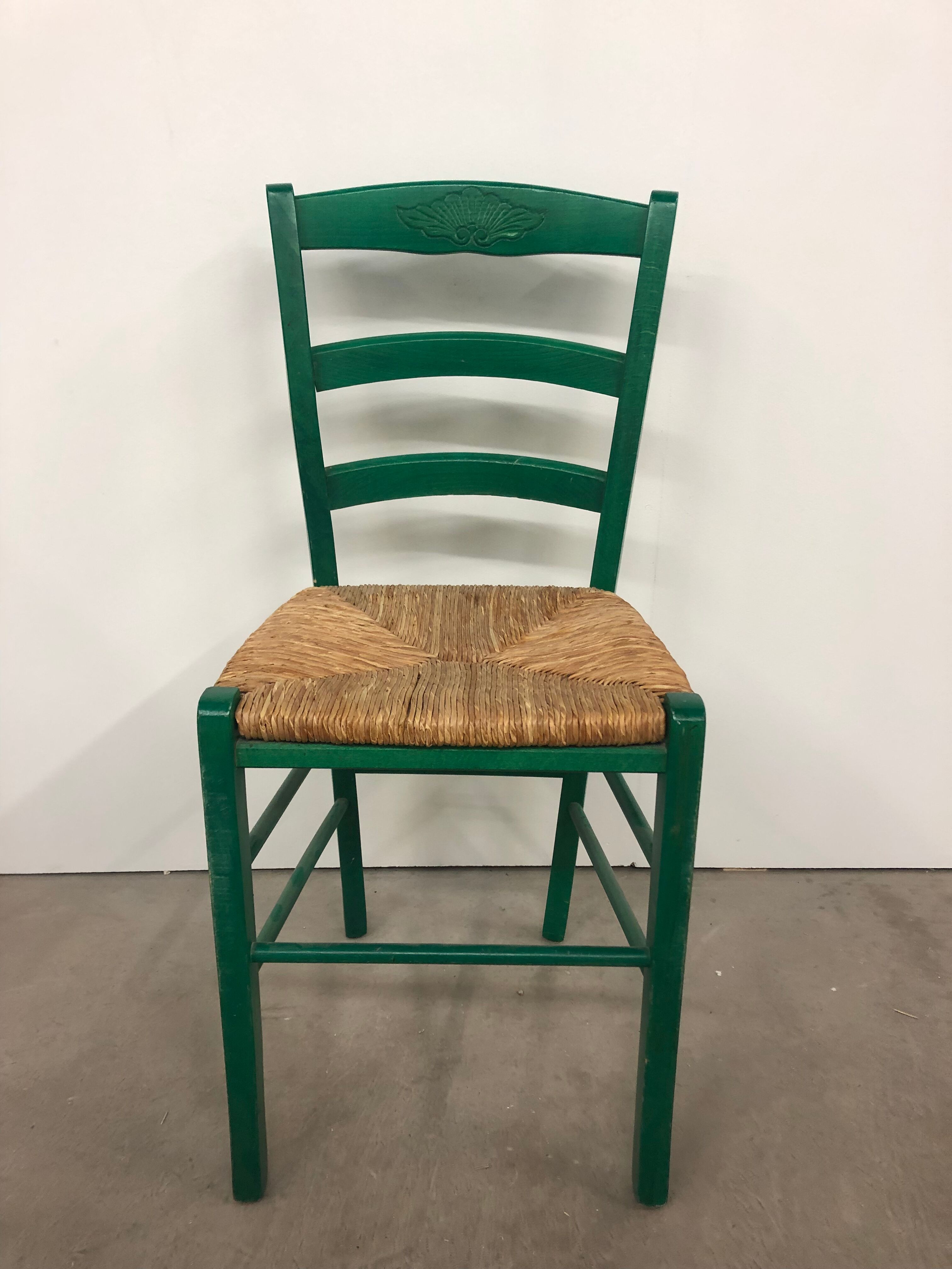 Chaise en bois avec assise en paille