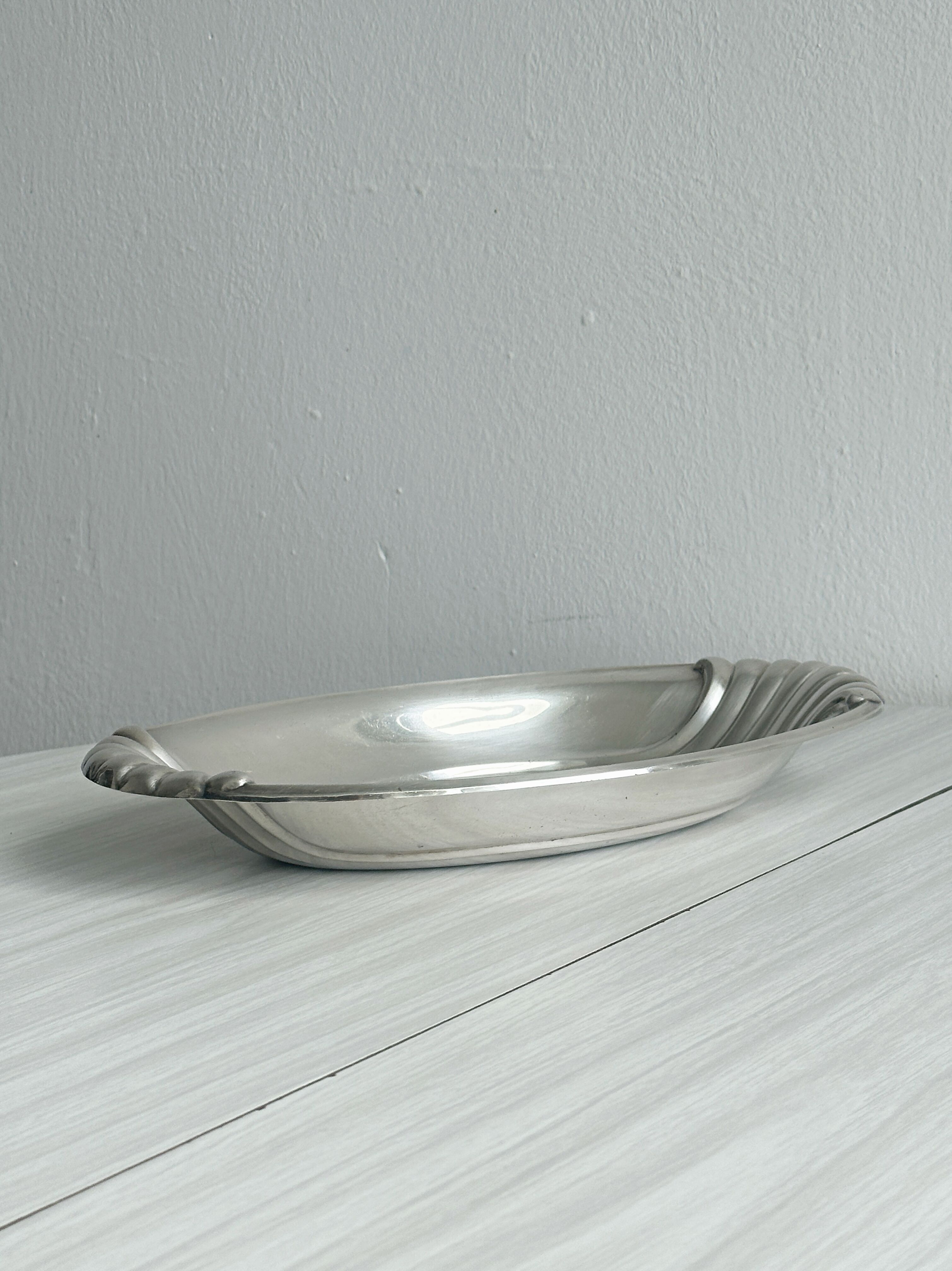 Light silver metal bread basket
