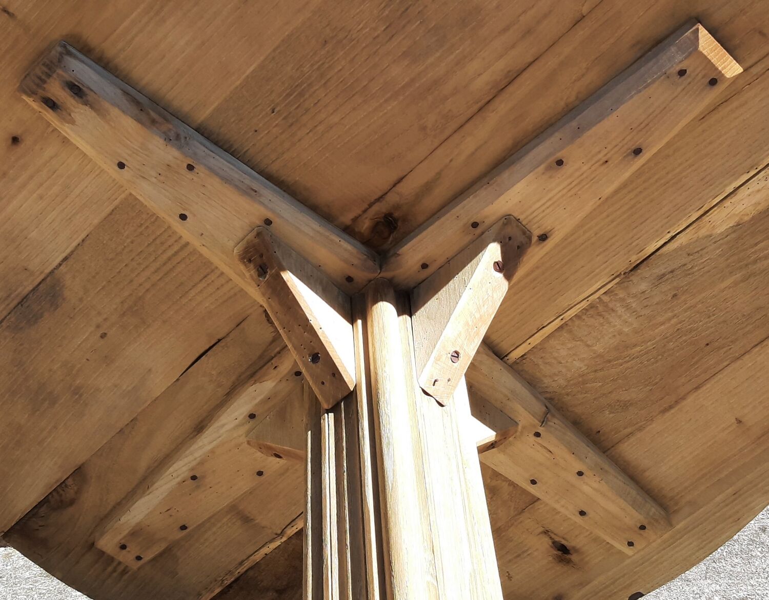 Side table or Art Deco pedestal table.