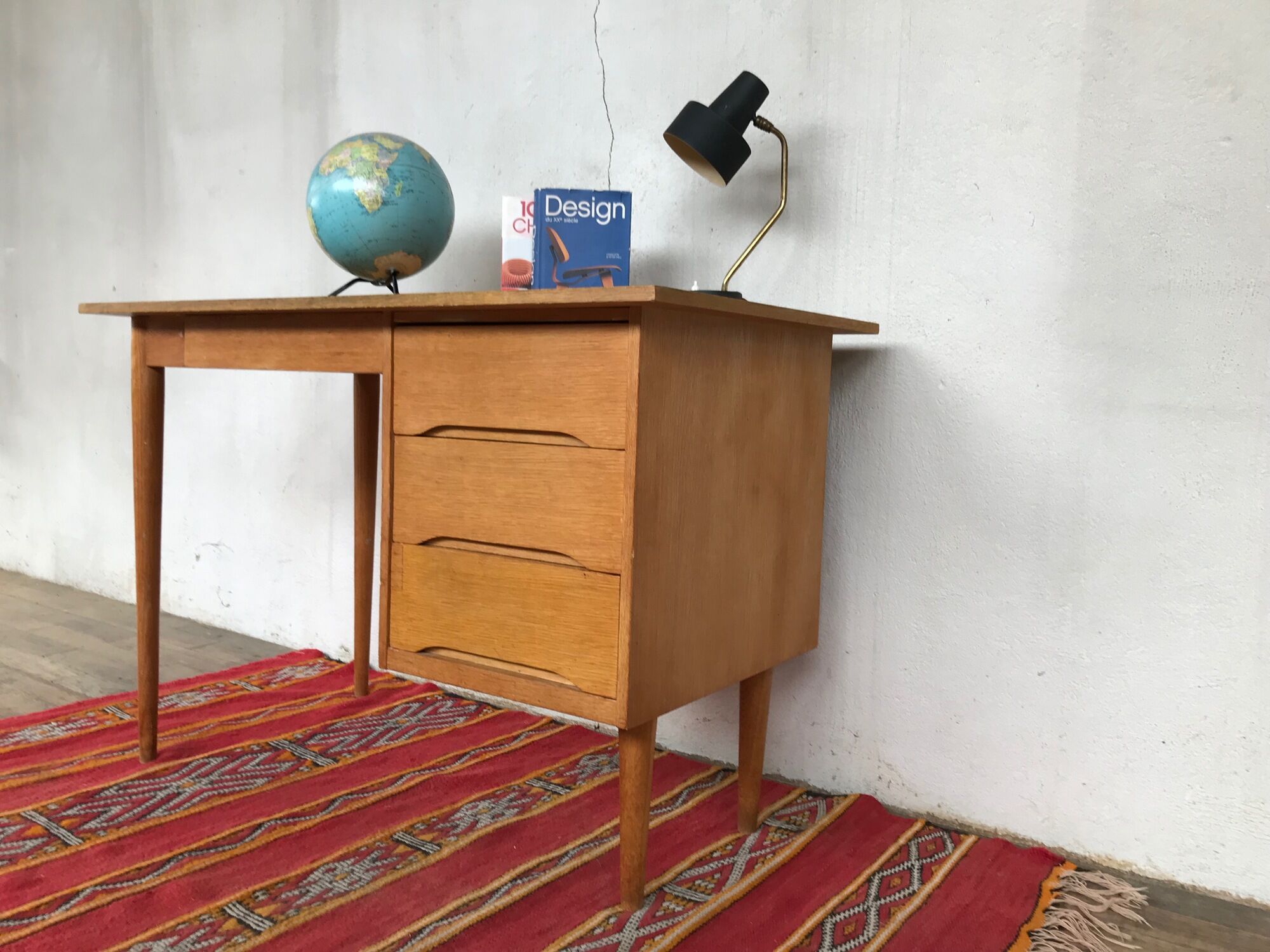 Bureau en chêne clair pieds fuseaux 1950/1960