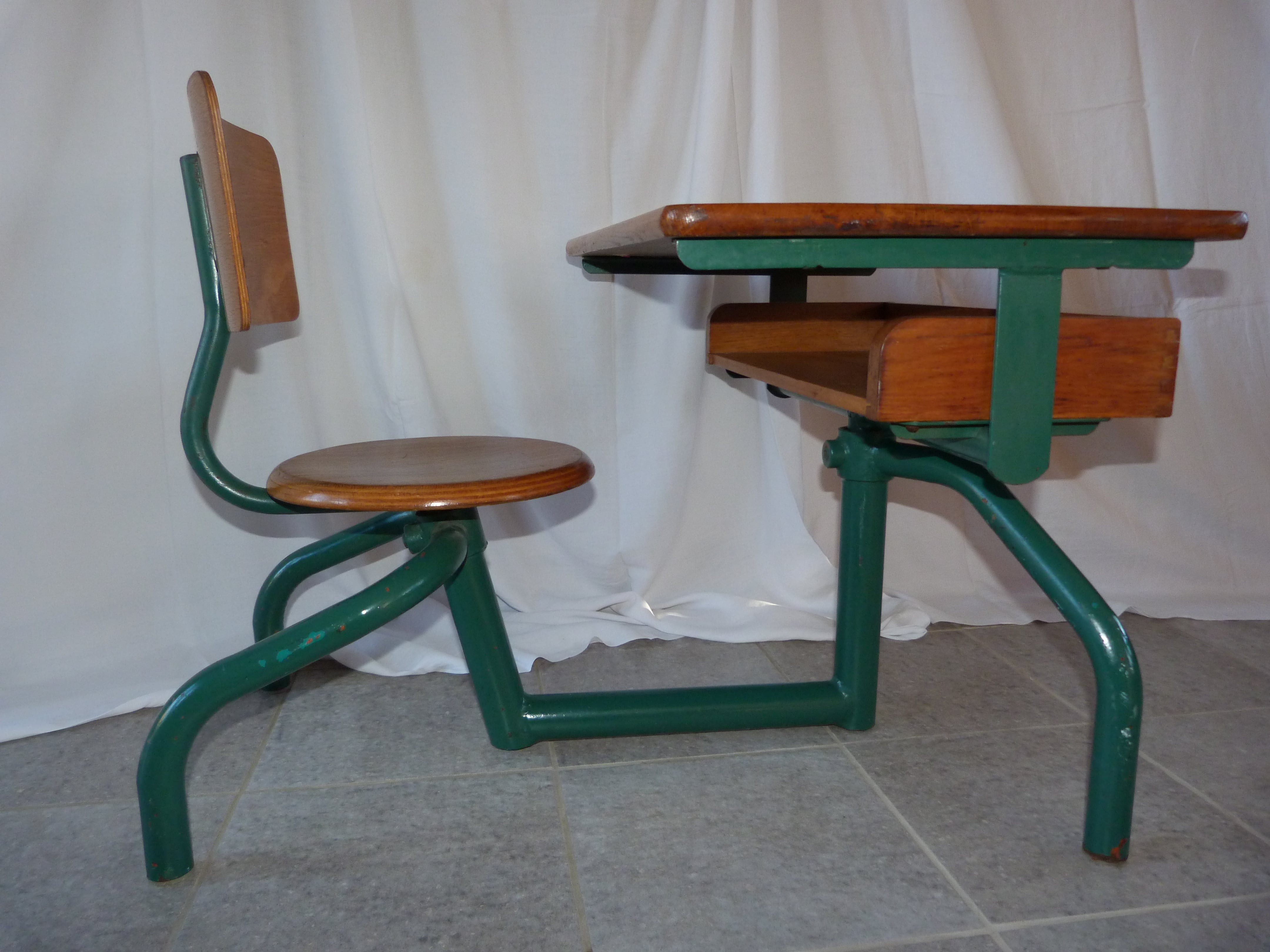 Evolutionary 50's school desk