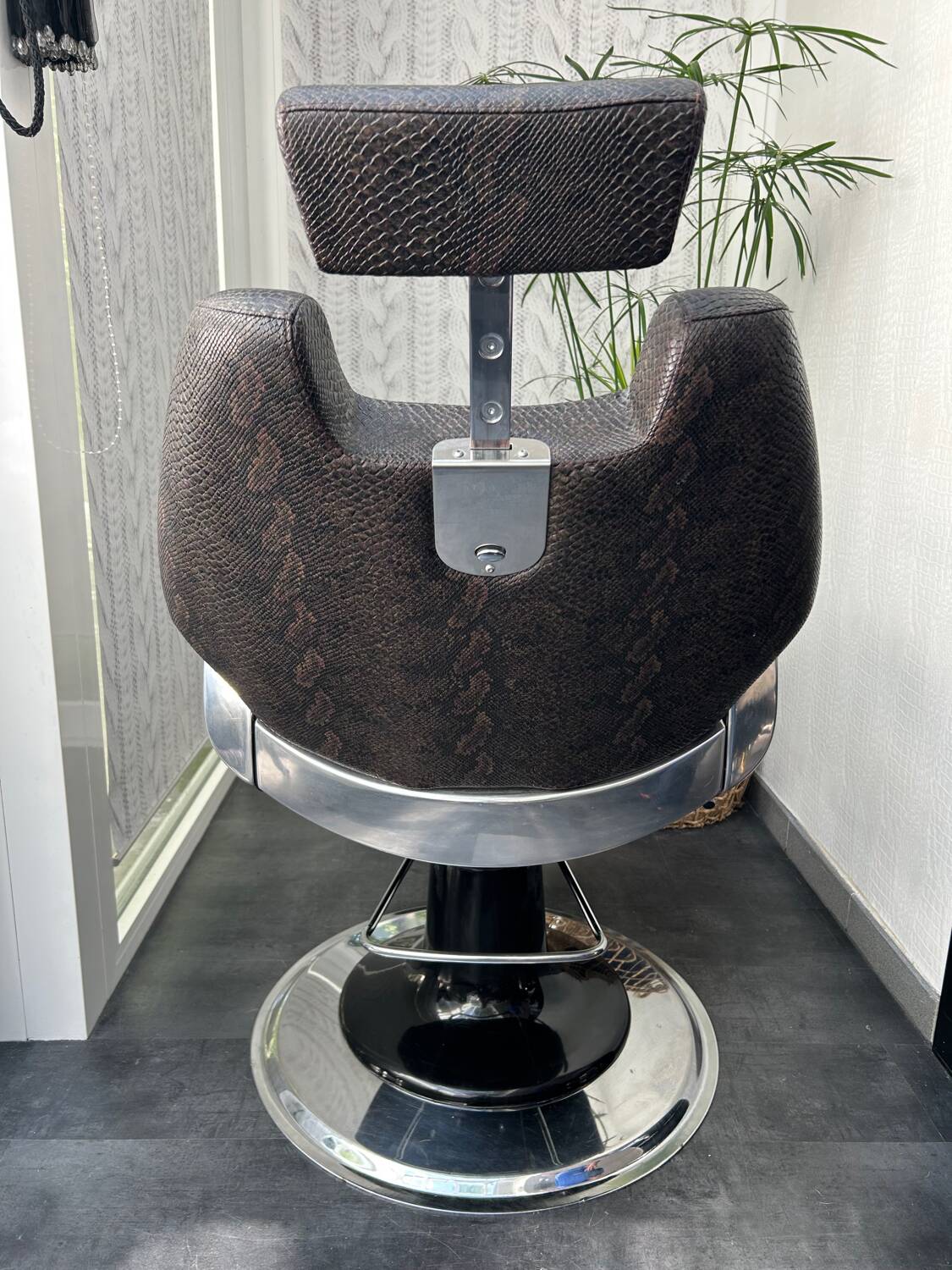 BARBER CHAIR