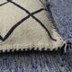 Coussin berbère kilim blanc et noir