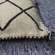 Coussin berbère kilim blanc et noir