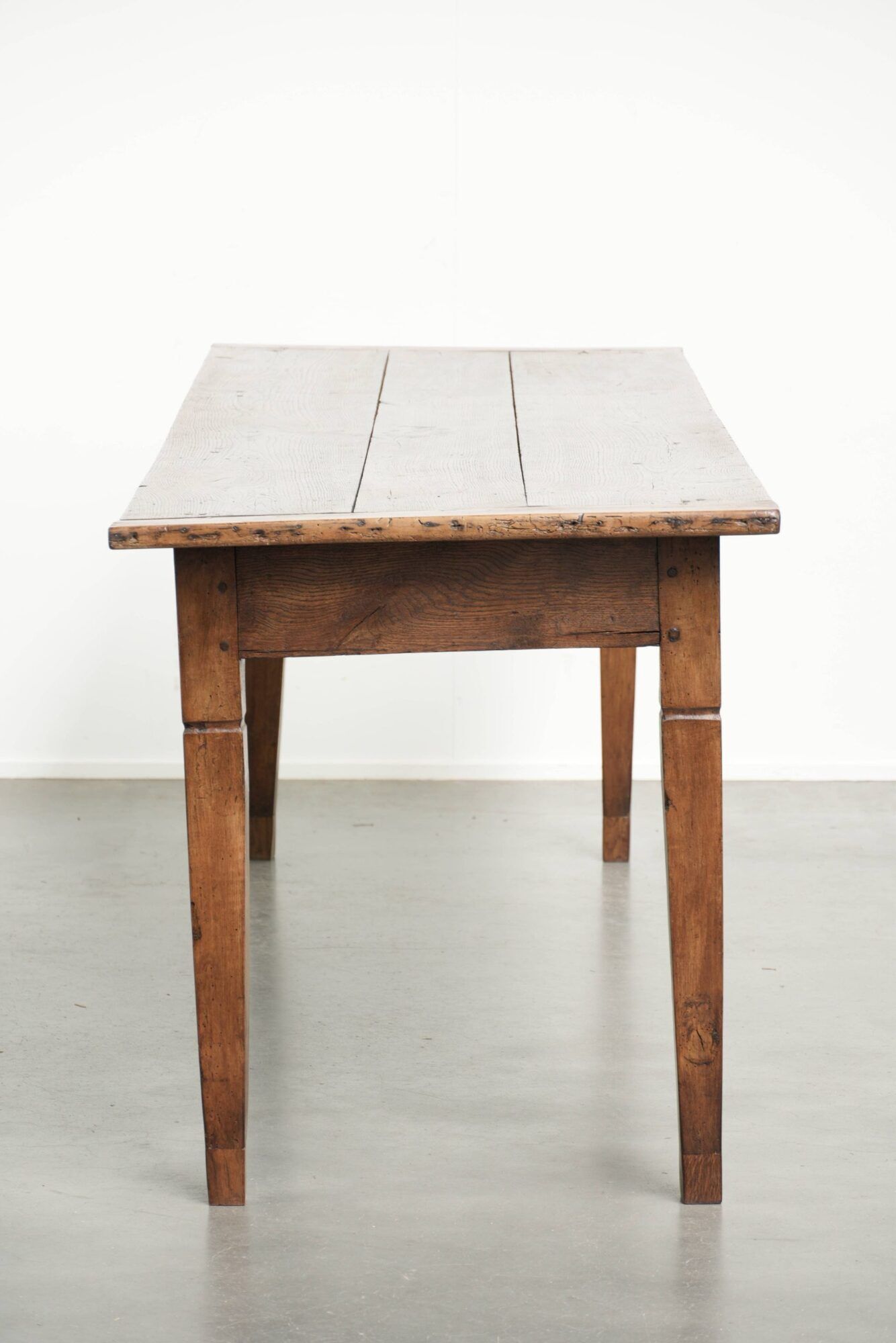Antique oak table from the 19th century with a walnut top for 6 to 8 people