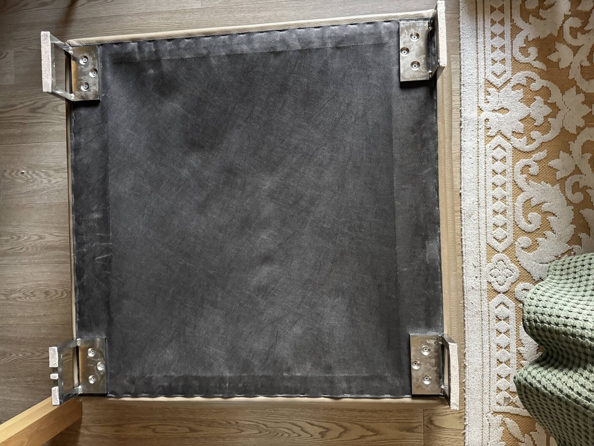 Madison pouf in leather, New York Dove, square 88x88cm, metal base.