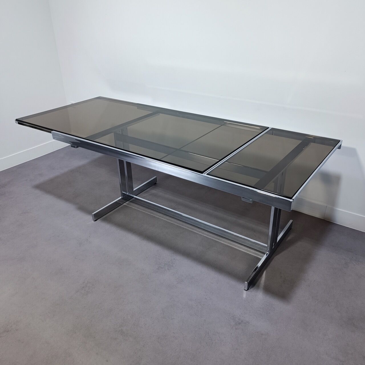 Extendable chrome dining table