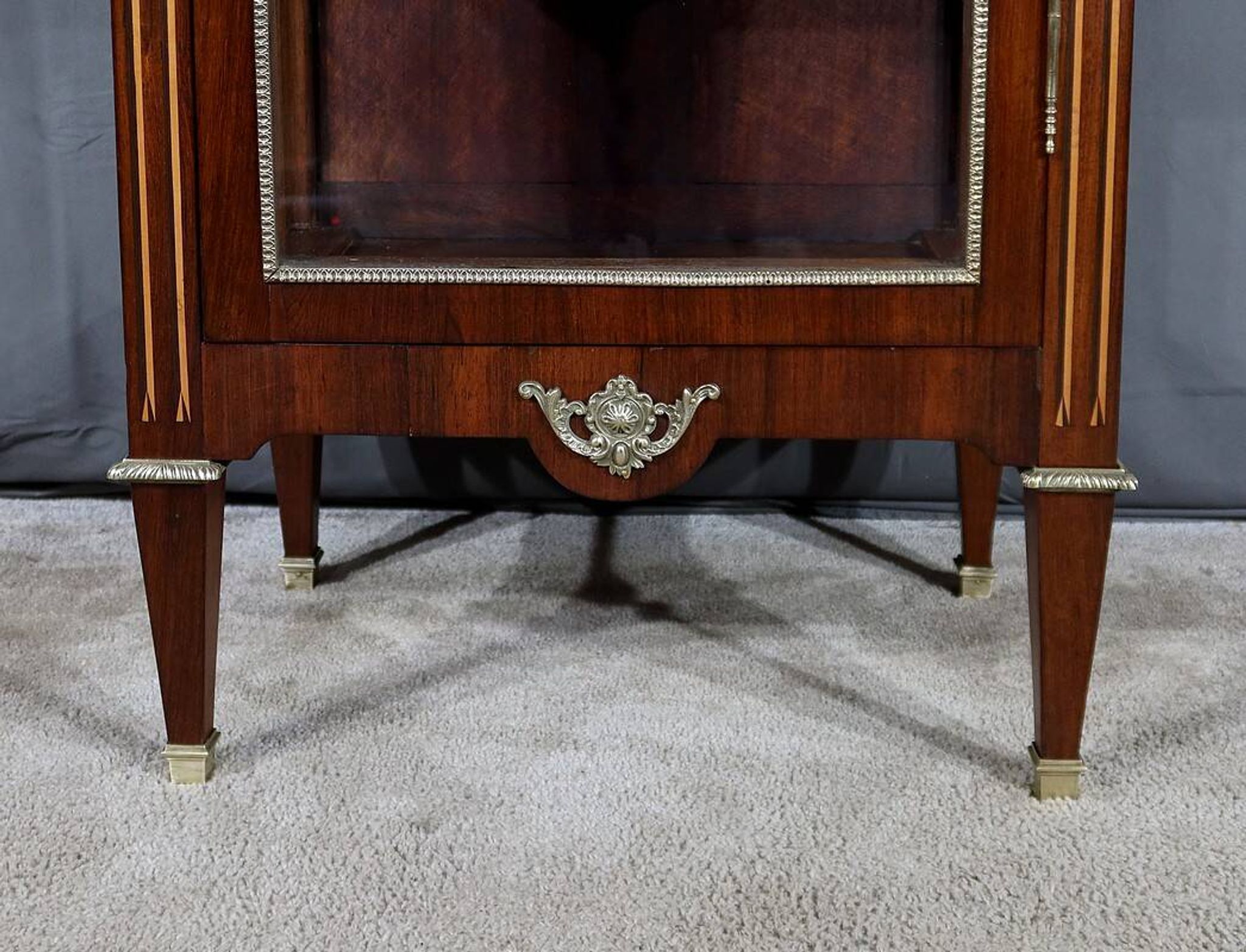 Small Showcase in Marquetry on all sides, Louis XVI style – 1920