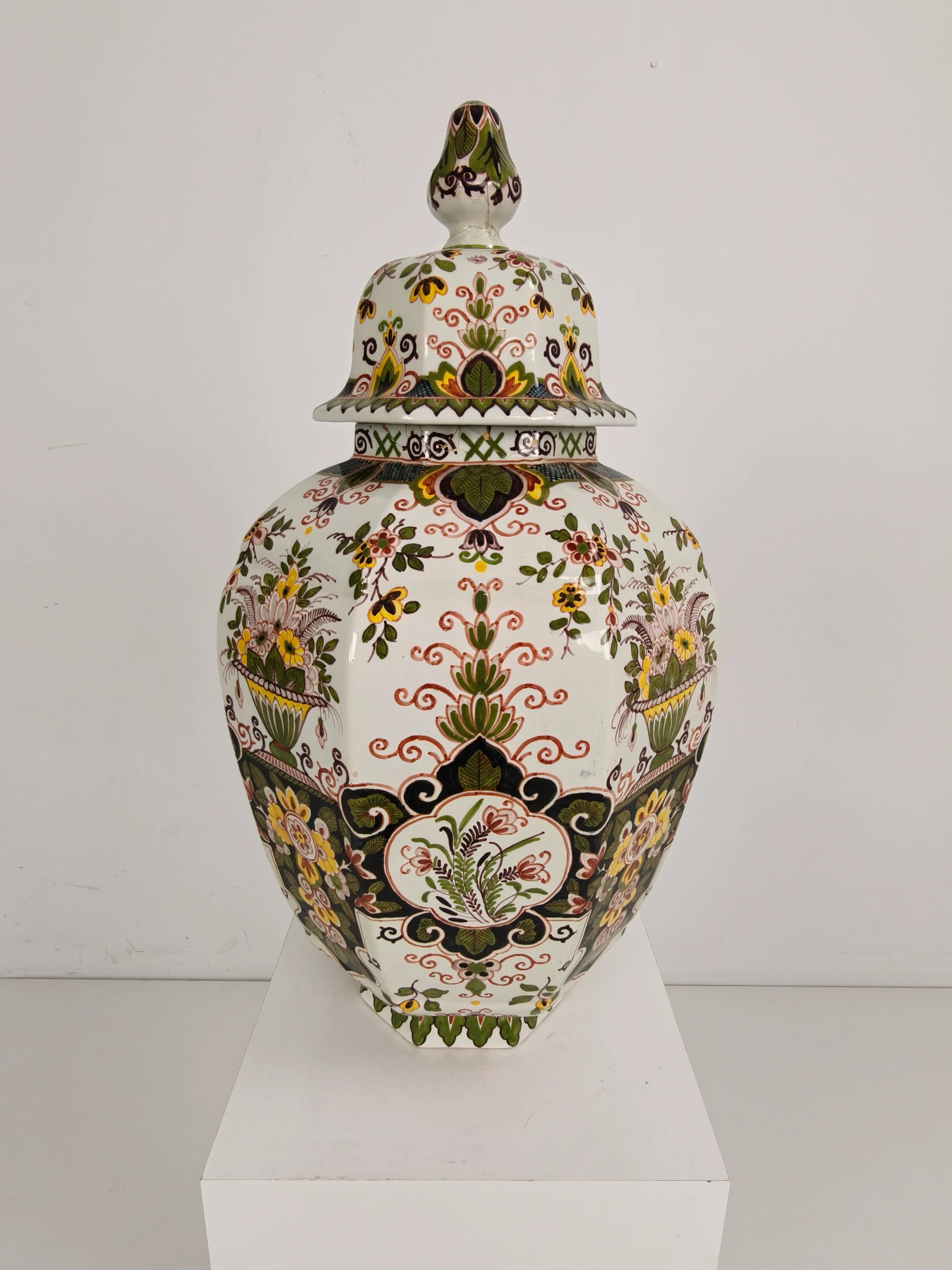 Makkum Tichelaar lidded pot, hand-painted porcelain – Dutch