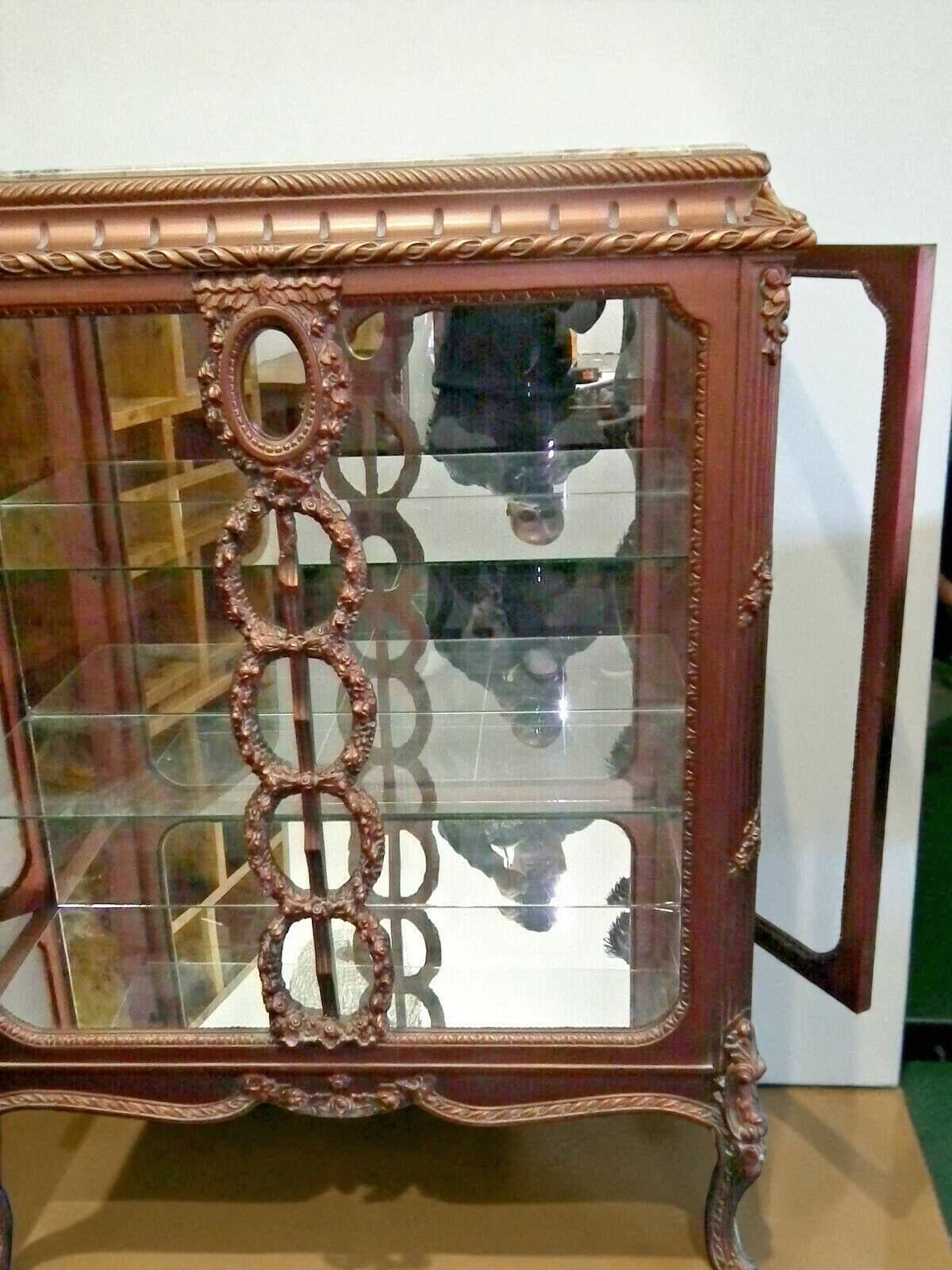 A Louis XV style display cabinet with three beechwood shelves and a white marble top.