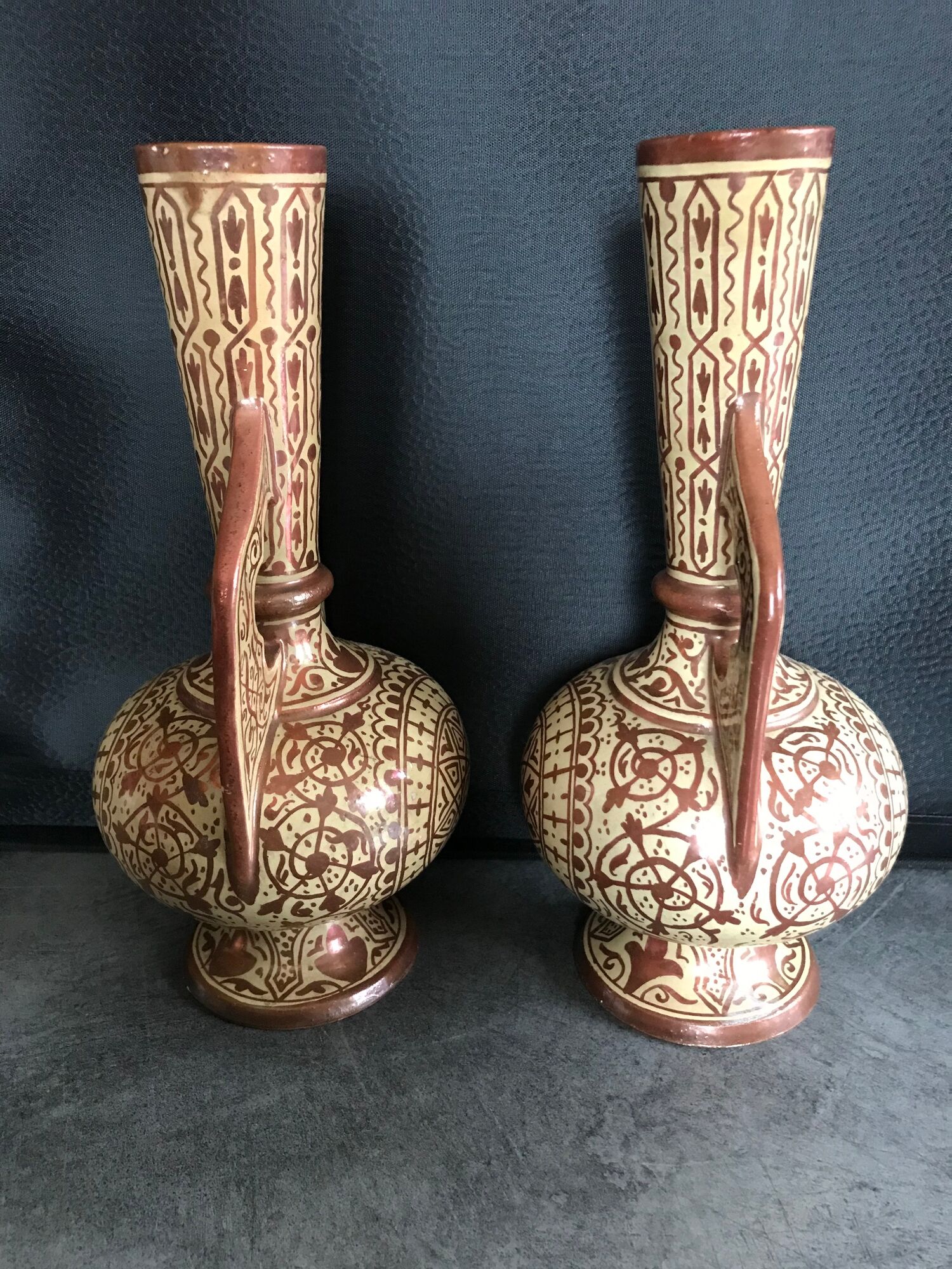 Pair of vases in faïence hispano mauresque decoration arabasques irise reflections metal