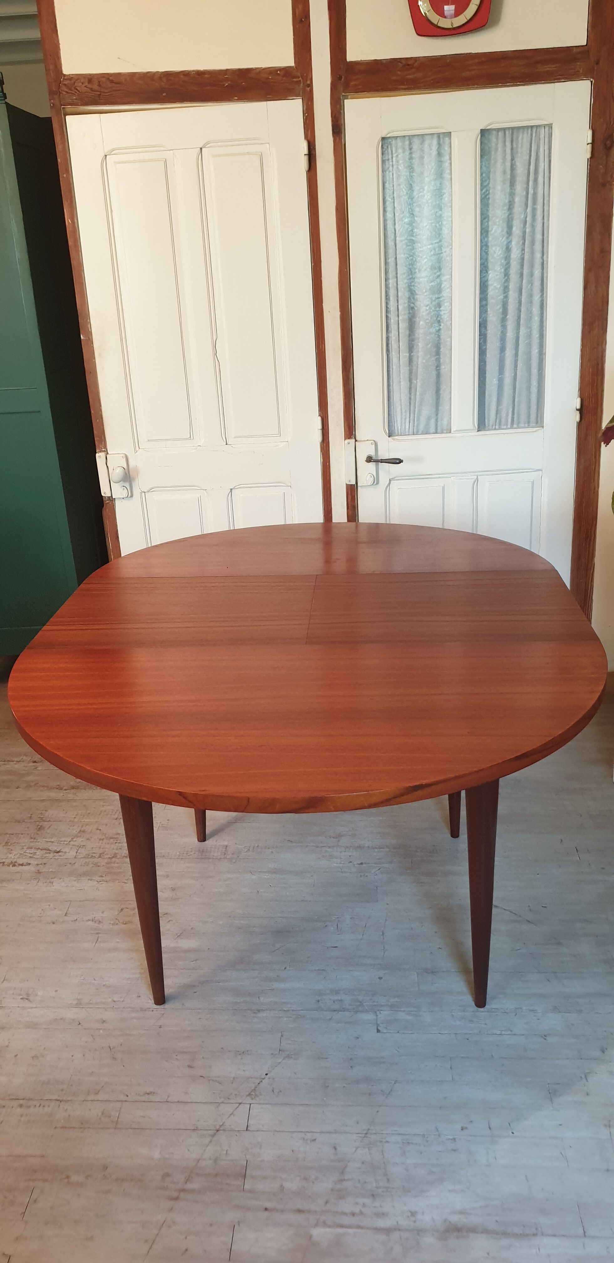 Extendable teak round table