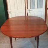 Extendable teak round table
