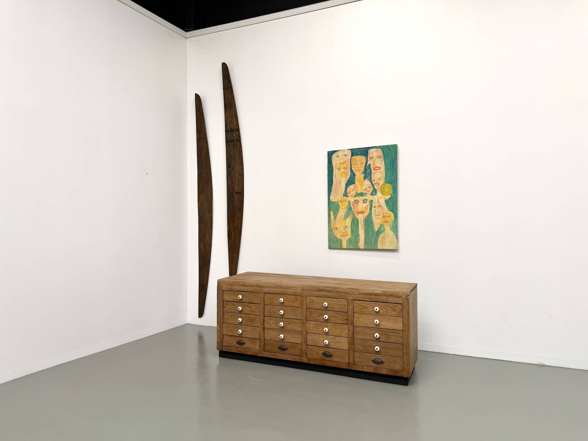 Double-sided display counter with 20 drawers