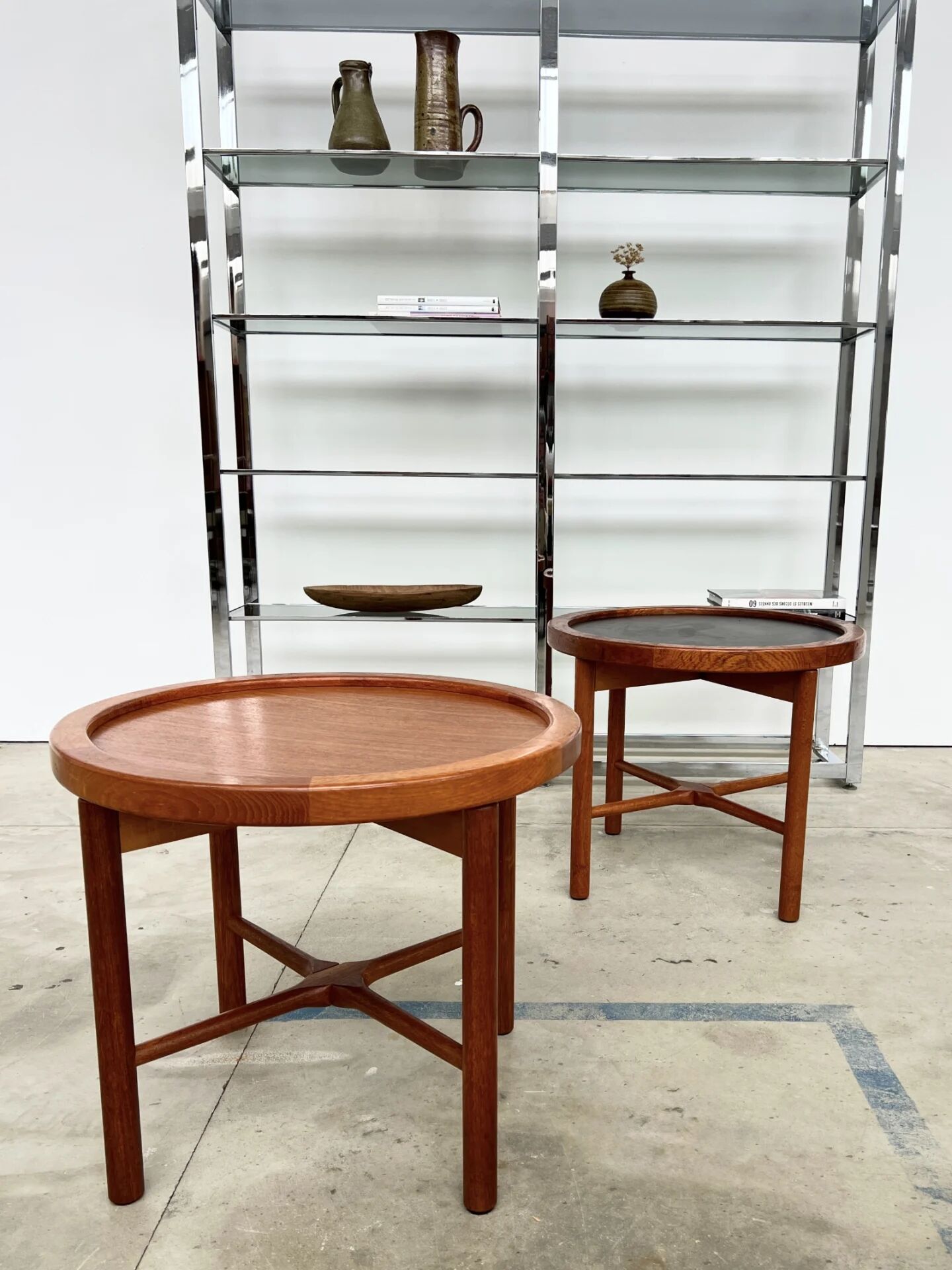 Duo of round coffee tables with a reversible top — Crossed base