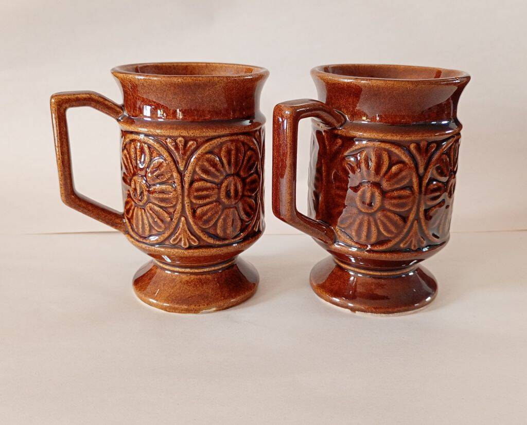 Pair of Vintage 1970s Footed Ceramic Mugs – Retro British Pottery Style