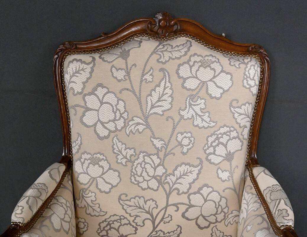 Queen's bergère in carved beech, Louis XV period – mid 18th century
