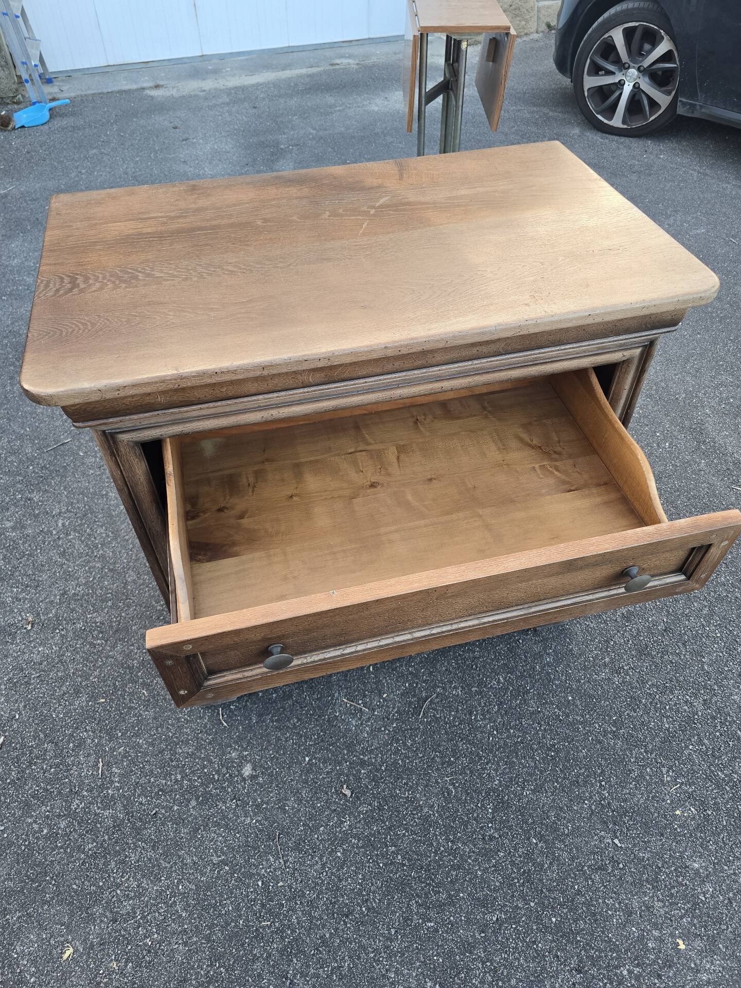 Rotating TV unit in solid oak
