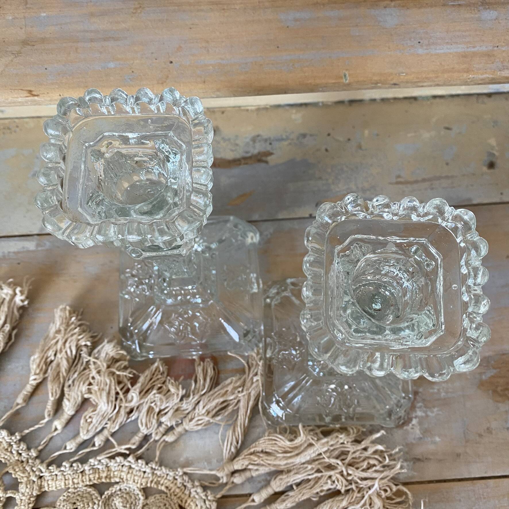 Paire de bougeoirs en verre moulé base carrée