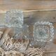 Paire de bougeoirs en verre moulé base carrée