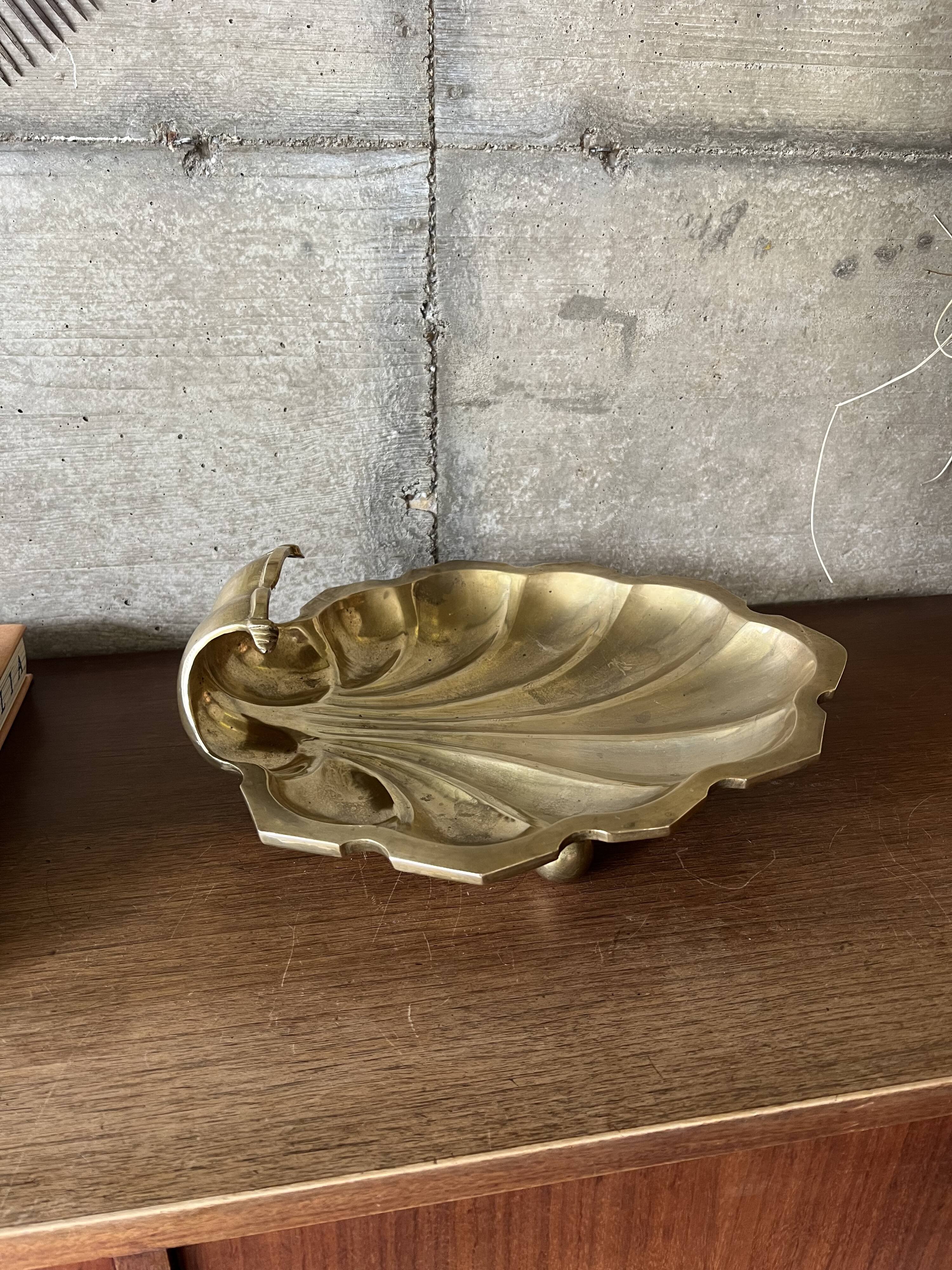 Empty pocket scallop in brass from the 50s