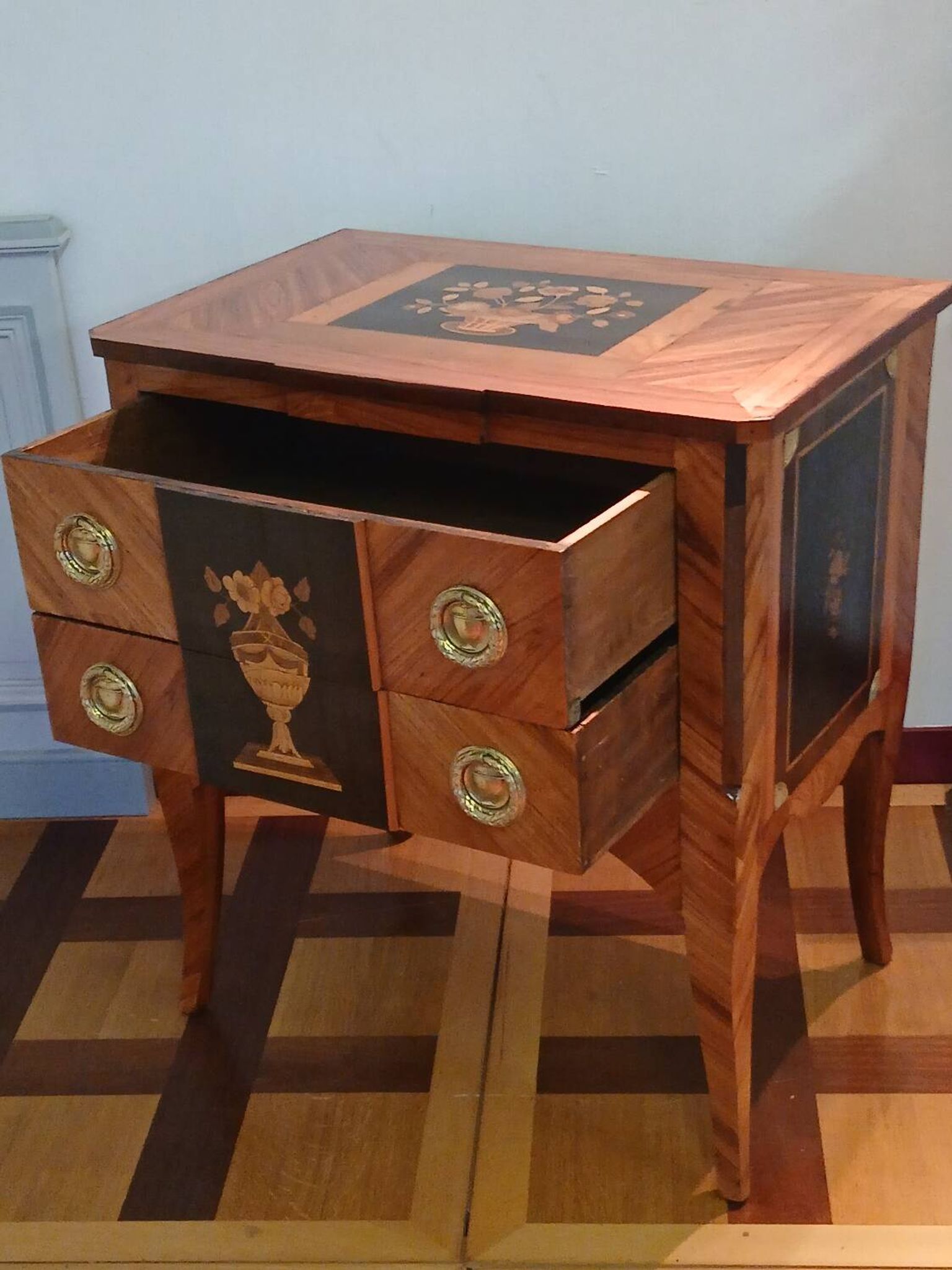 Commode de Maîtrise XVIIIe - Marqueterie de Fleurs - Style Transition