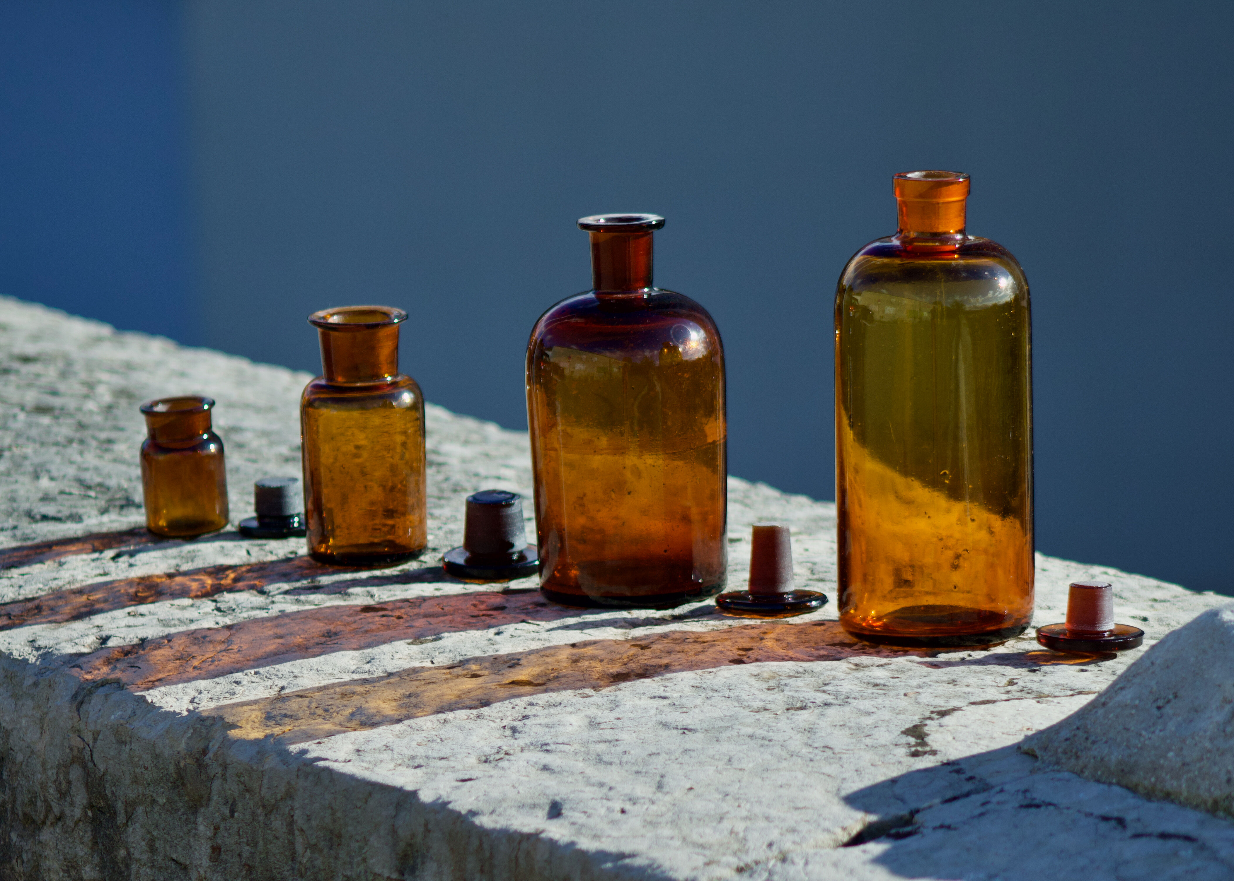 4 old apothecary bottles / amber glass pharmacy in perfect condition dated before 1960