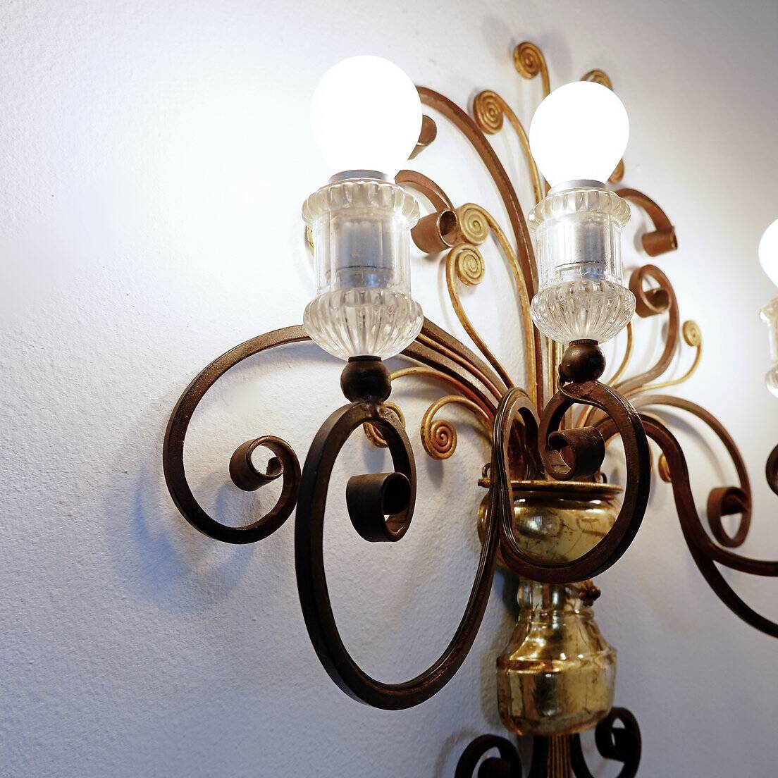 Applique en fer forgé et verre dans le style de la Maison Baguès