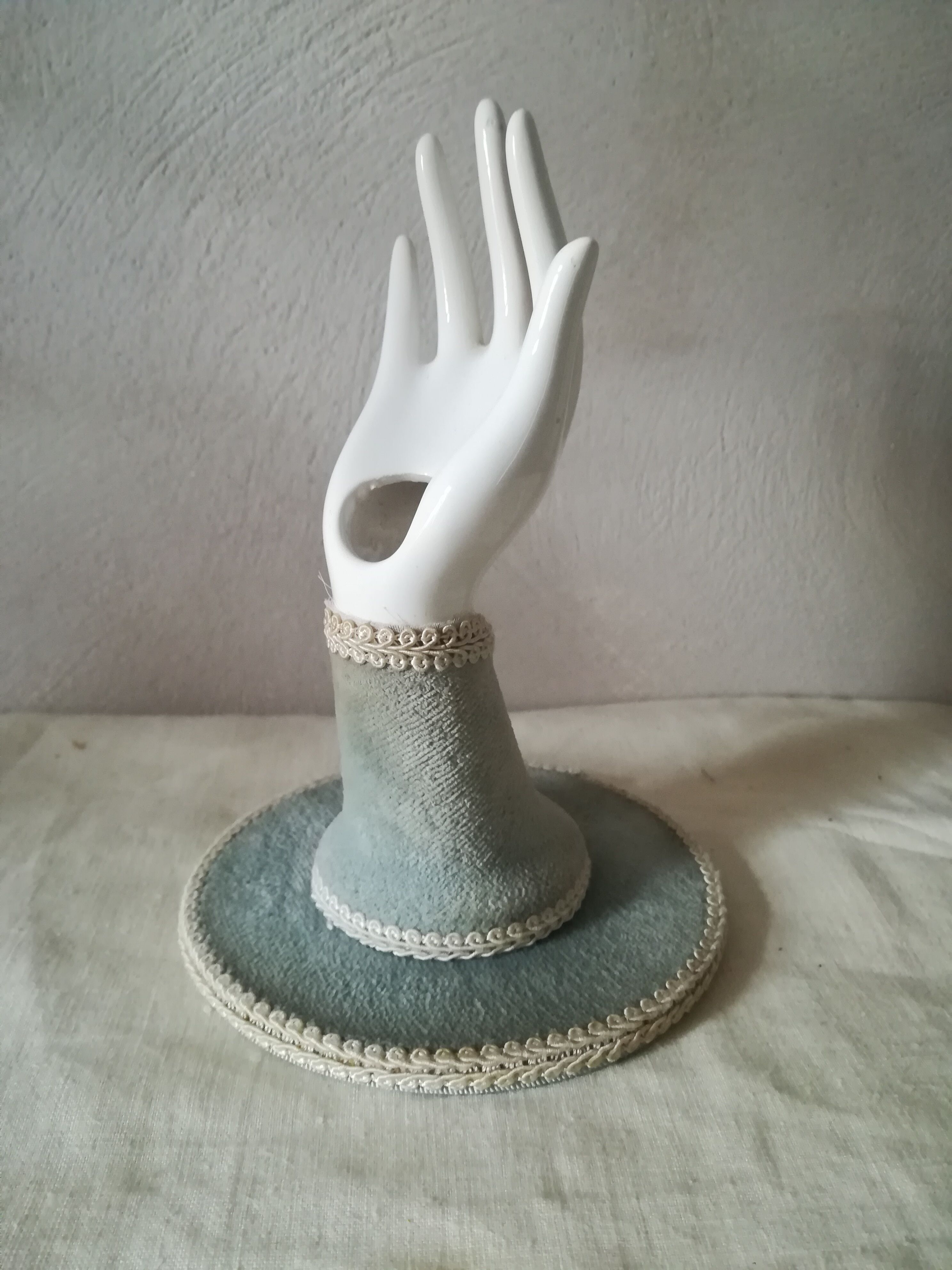 Baguier soliflore hand on pedestal