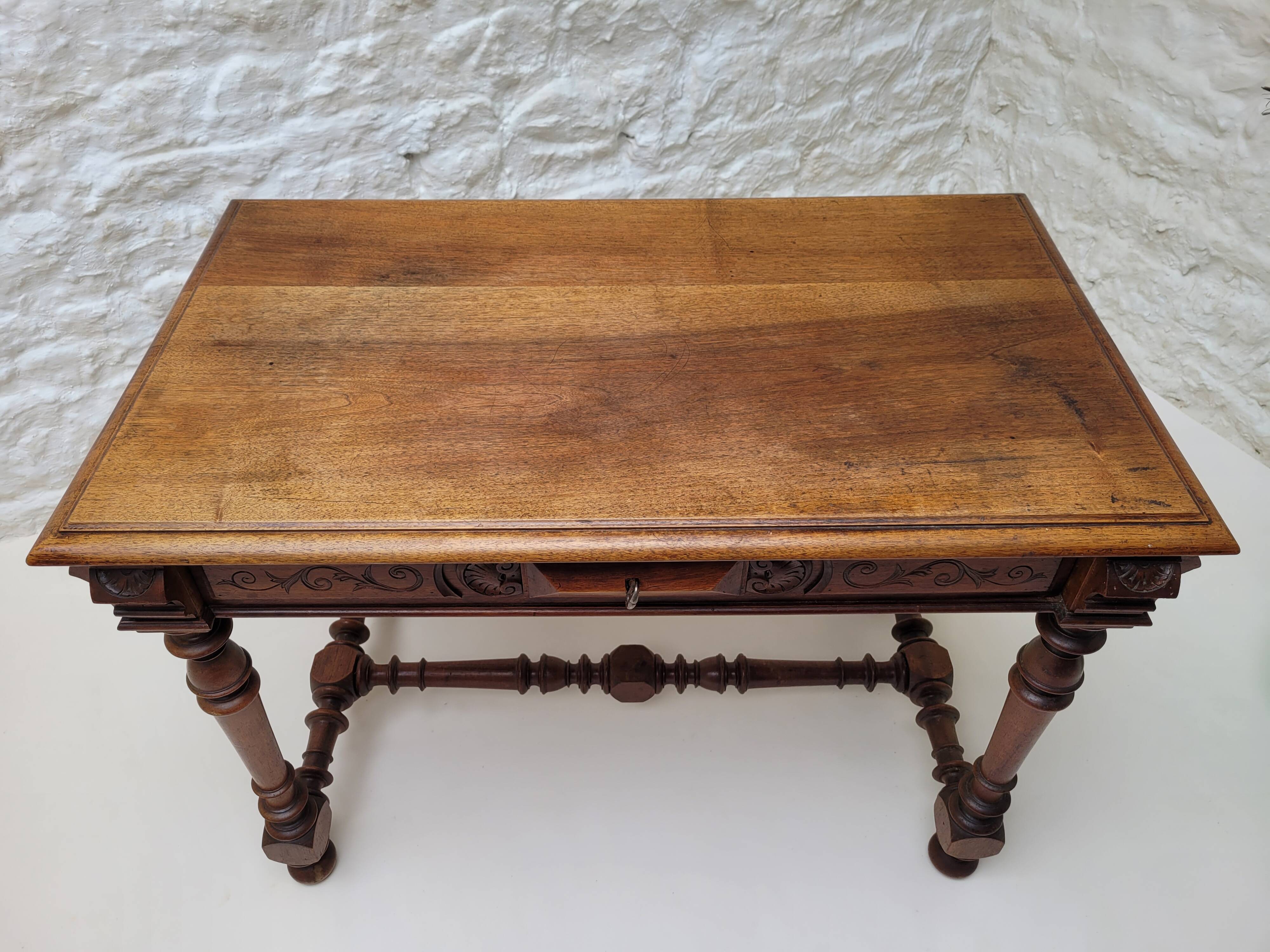 Ancienne table a ecrire bois perlé Louis XIII