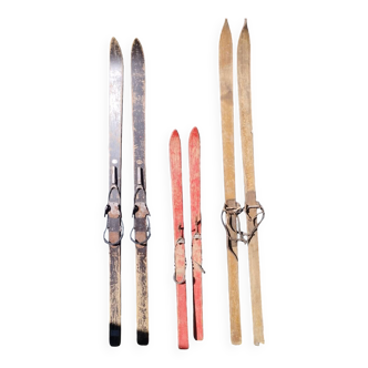 3 paires de skis anciens