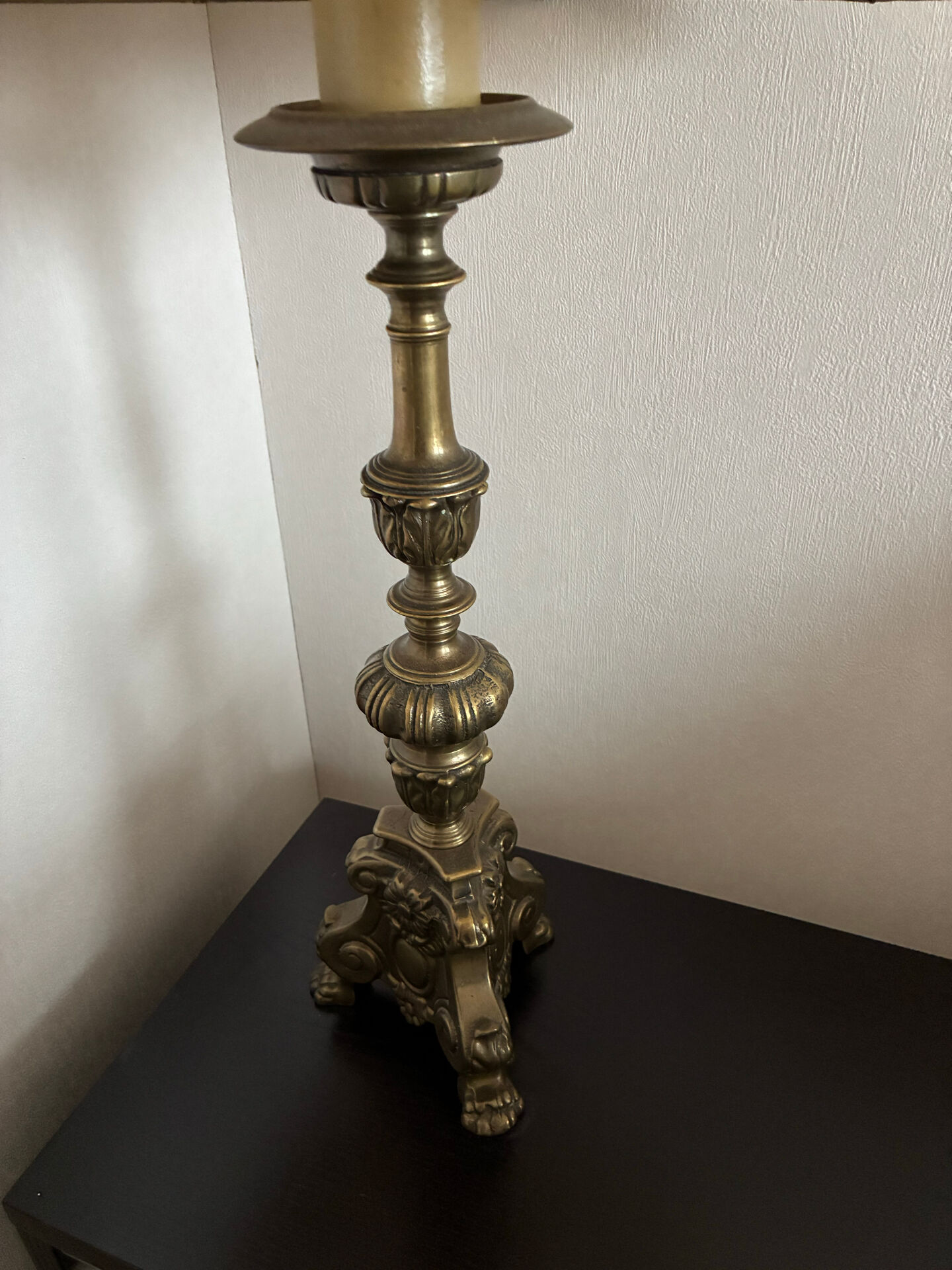 Vintage table lamp in chiselled bronze with a hexagonal shade.