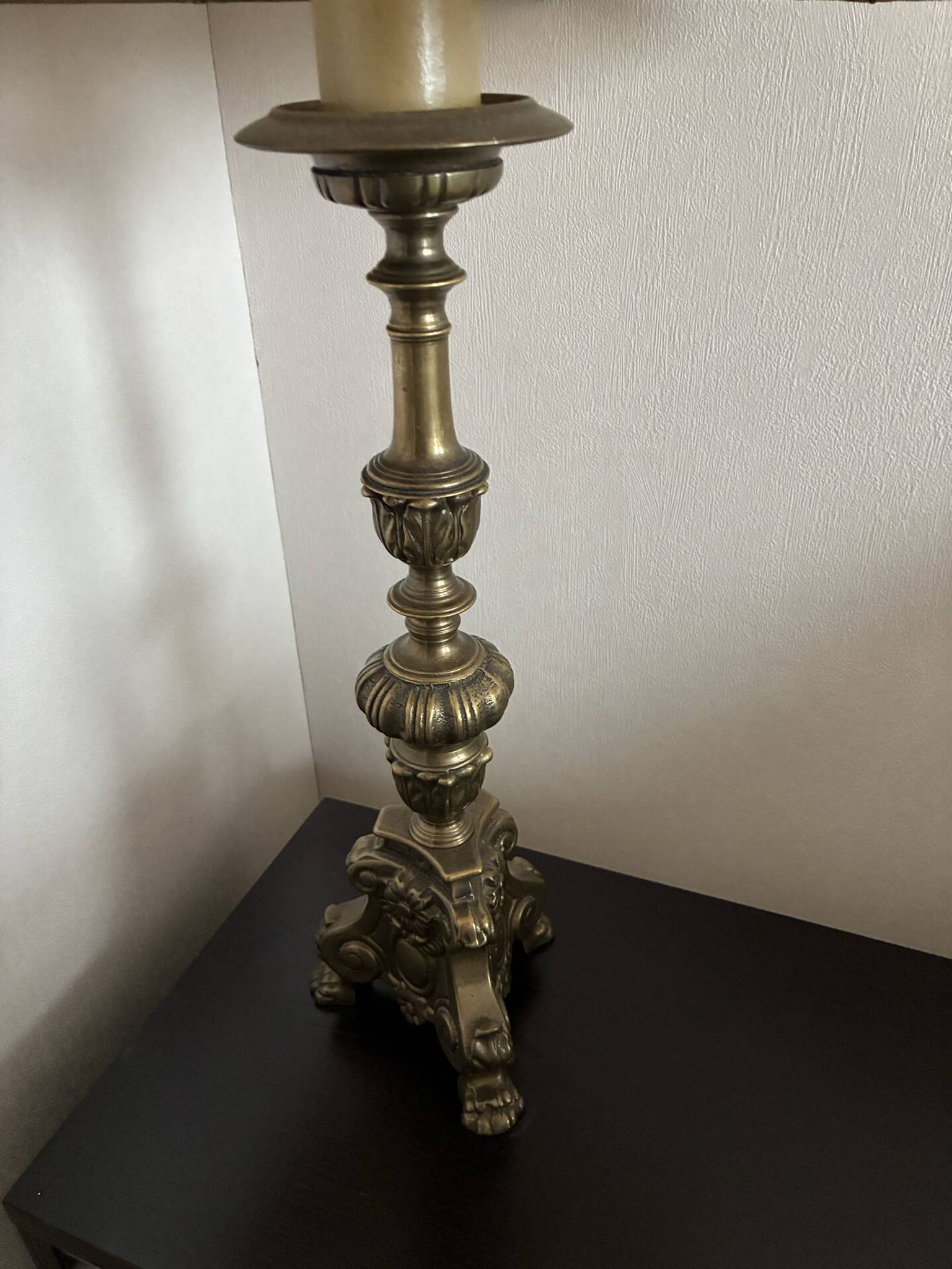 Lampe à poser vintage en bronze ciselé et abat-jour hexagonal