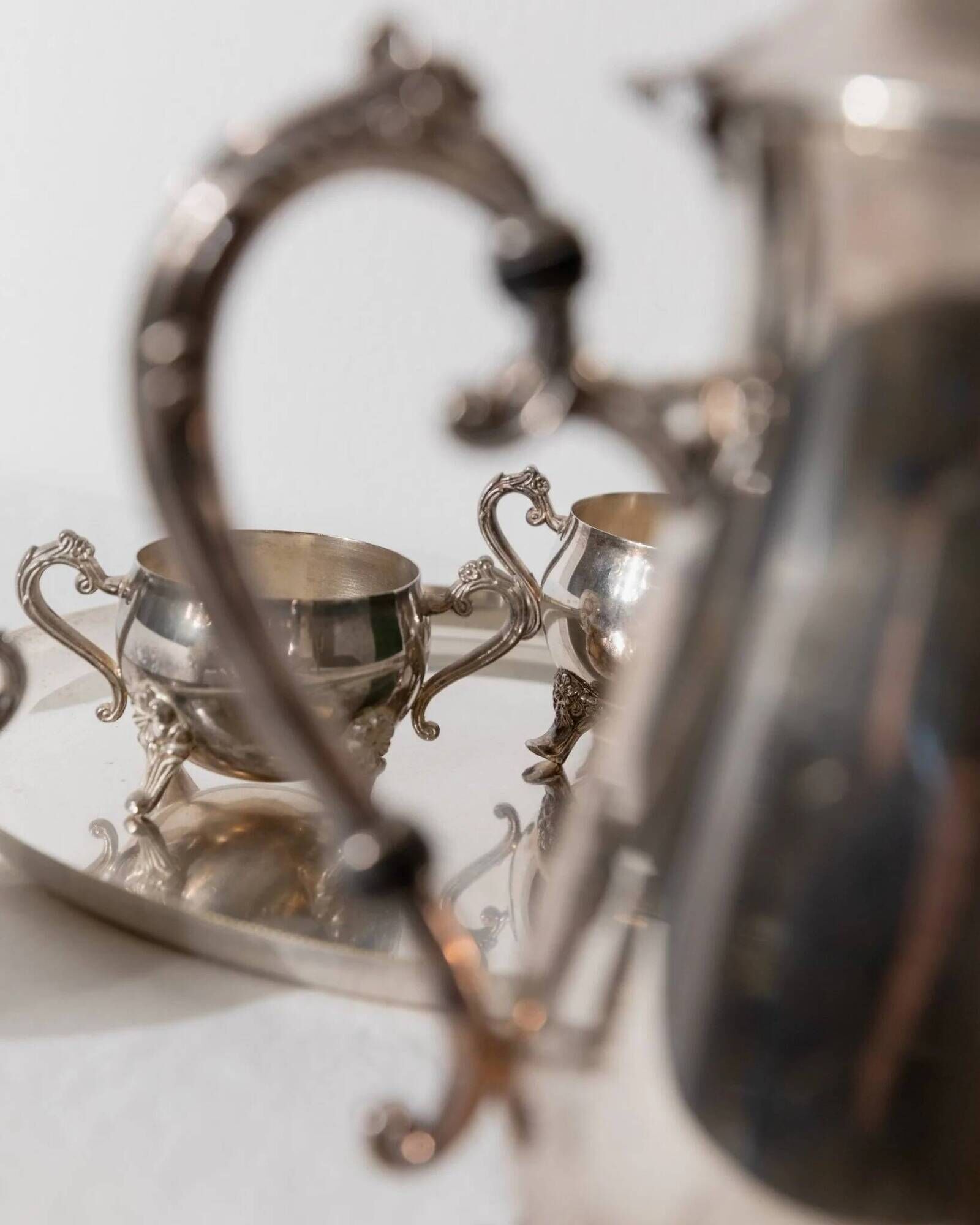 Silver-Plated Vintage Tea Set from England, 1940s: Teapot, Cups & Tray in Silver Metal
