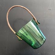 Seau à glace en verre vert et rotin