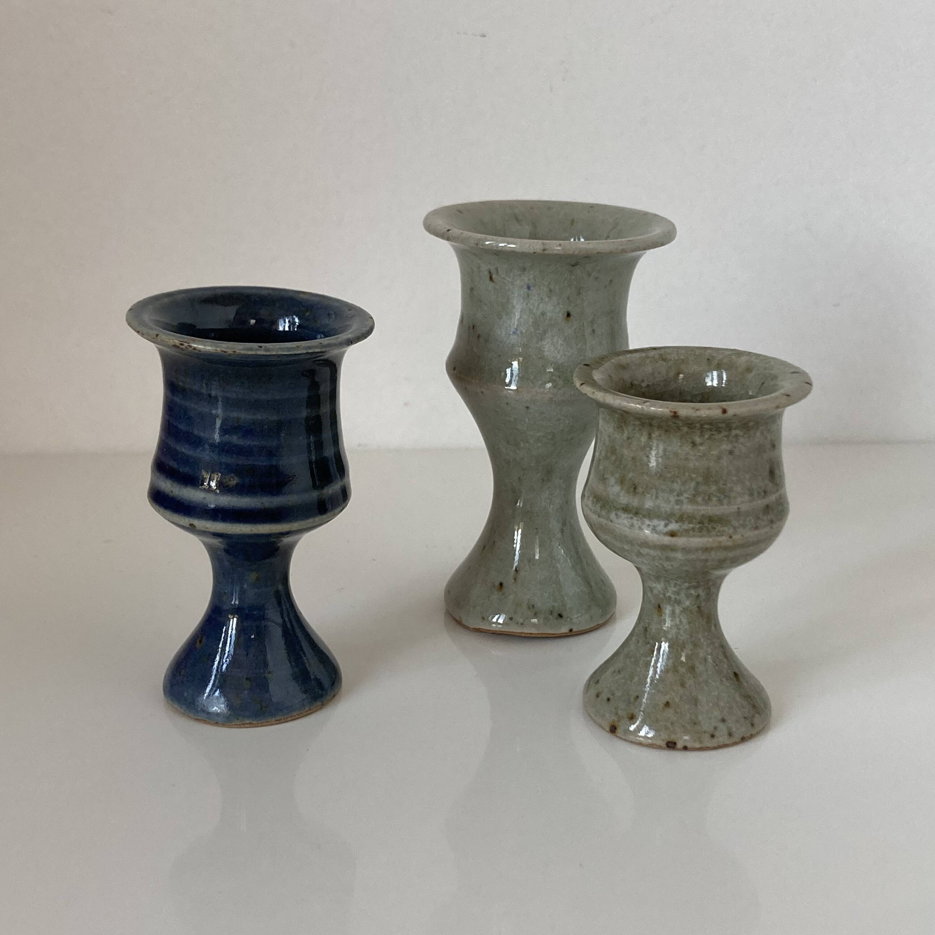 Suite de trois bougeoirs en grès glaçuré de Puisaye