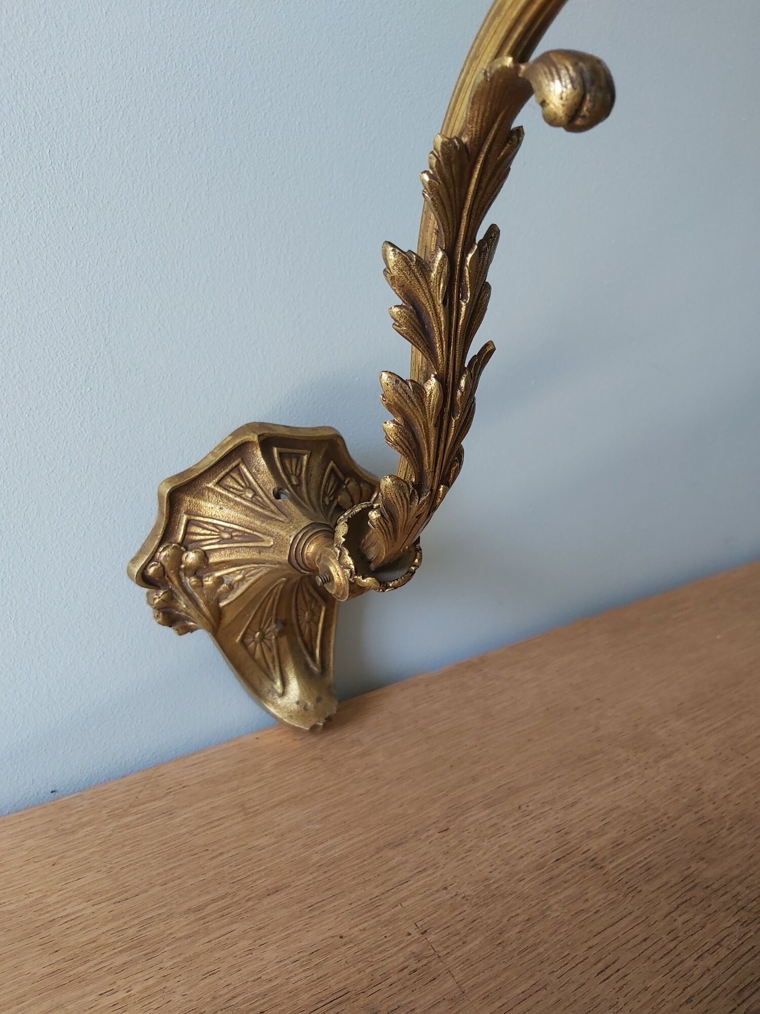 Wall light in bronze art nouveau with green opaline lampshades.