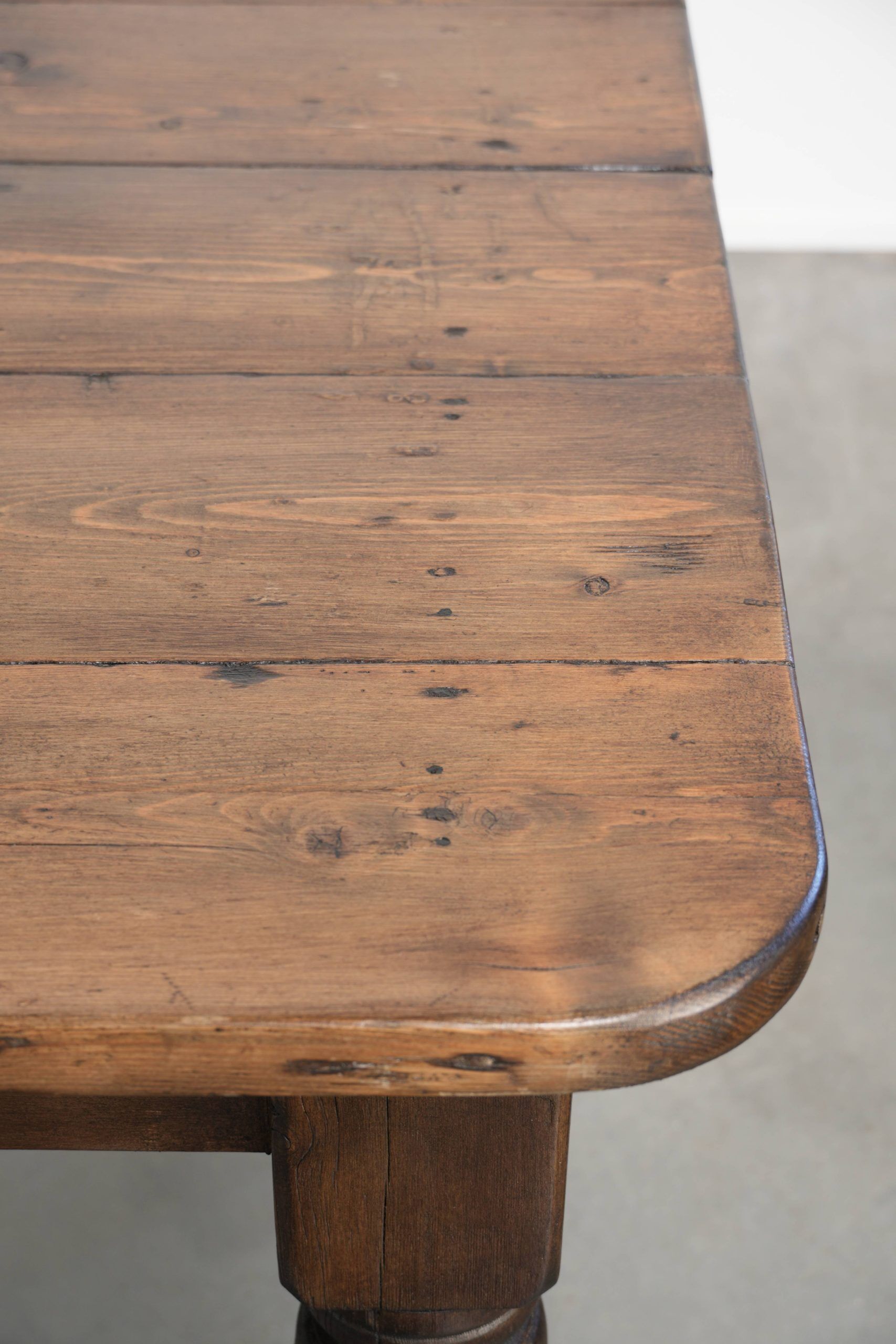 Antique English 19th-century farmhouse dining table made of pinewood