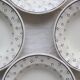 4 assiettes creuses vintage en porcelaine blanche - Motif pois bleus
