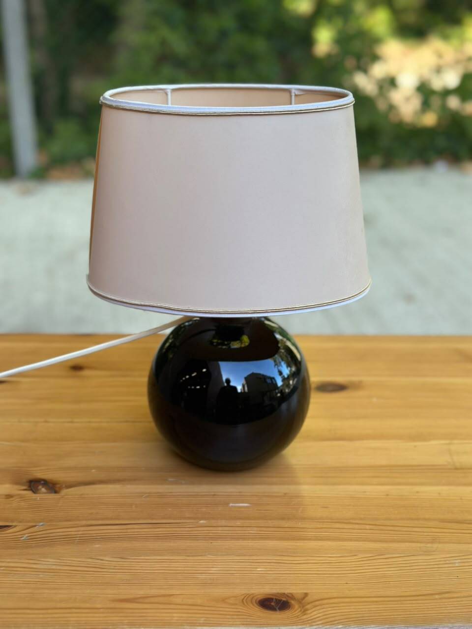 Vintage 80s table lamp with a black ceramic base and beige shade.